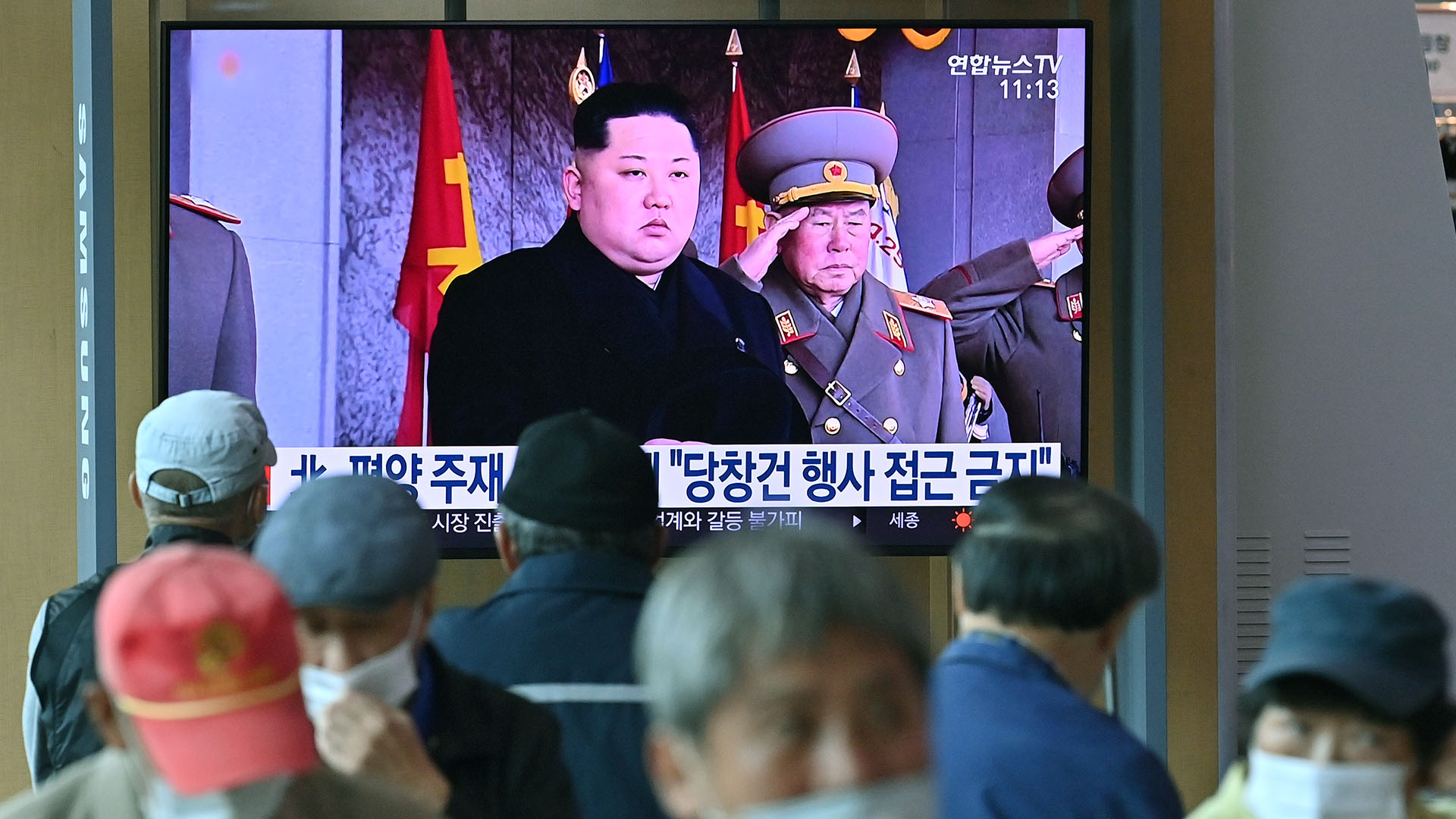 El noticiero transmite imágenes del líder de Corea del Norte, Kim Jong-un. (Foto de Jung Yeon-je / AFP)