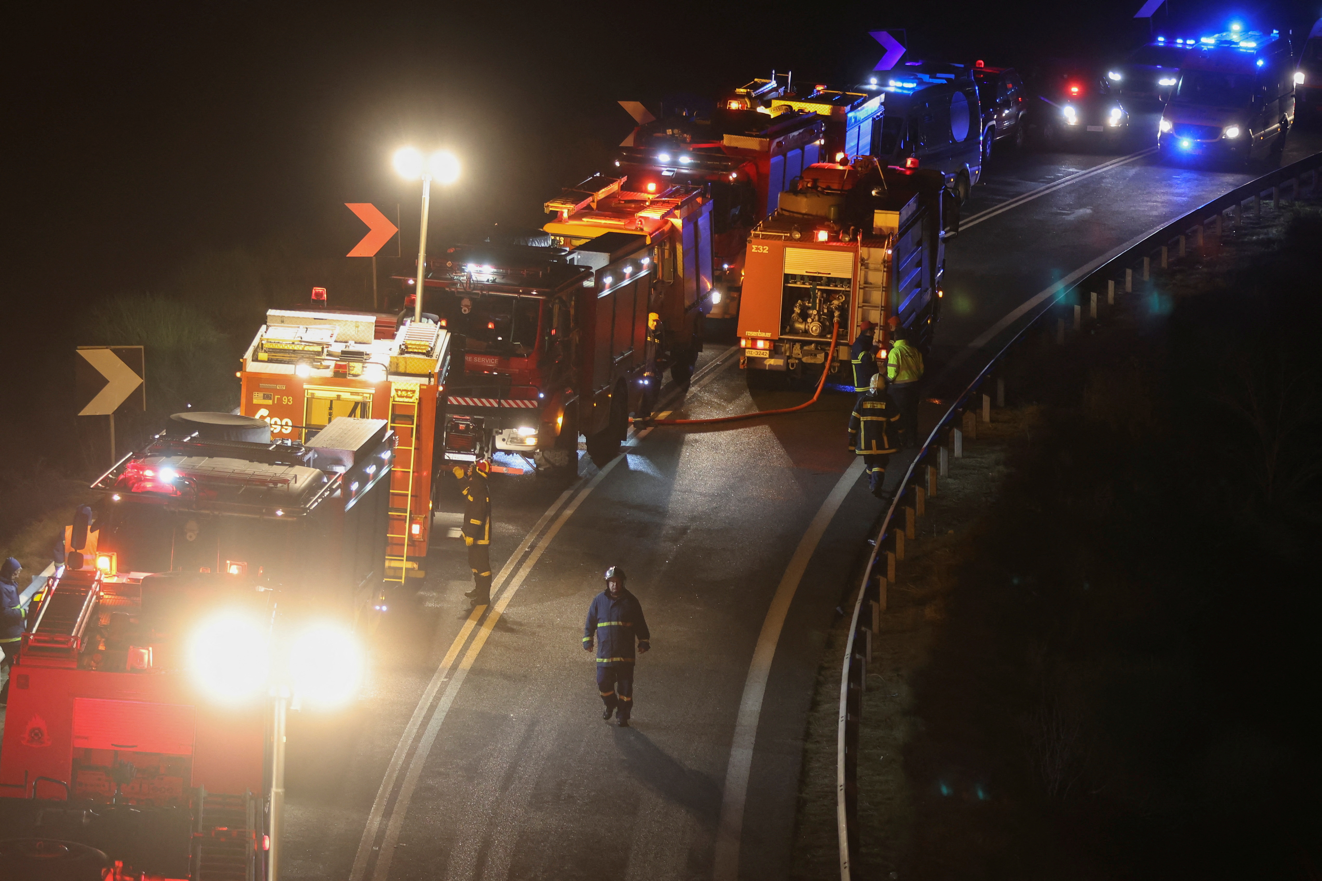 Alrededor de 150 bomberos, además de 40 ambulancias, fueron movilizados, según los servicios de socorro griegos. También se desplazaron allí grúas y mecánicos para limpiar los escombros y levantar los vagones volcados. (REUTERS/Thanos Floulis)