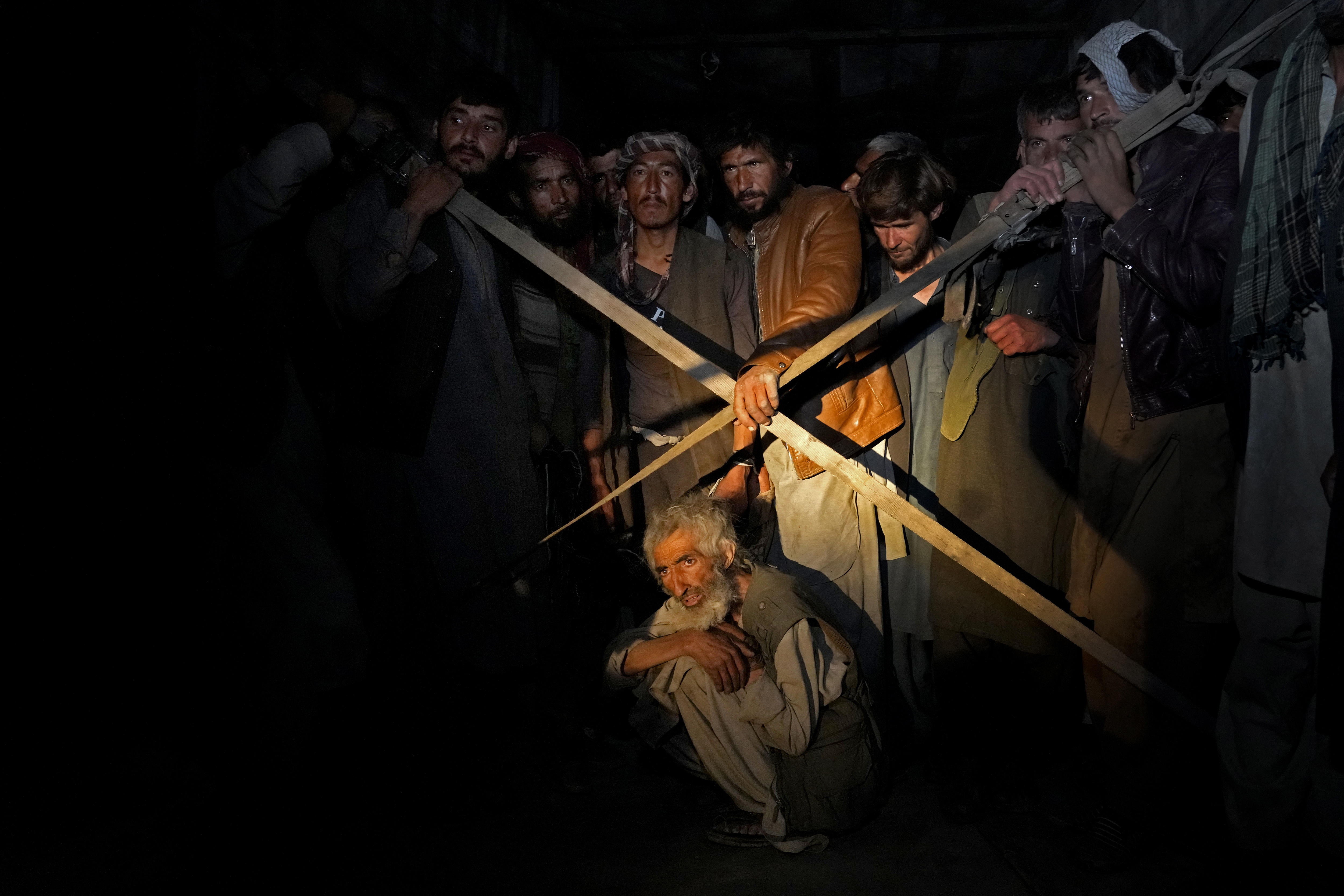 Los adictos afganos detenidos durante una redada talibán esperan en un camión para ser llevados a un campo de tratamiento de drogas (AP/Ebrahim Noroozi)