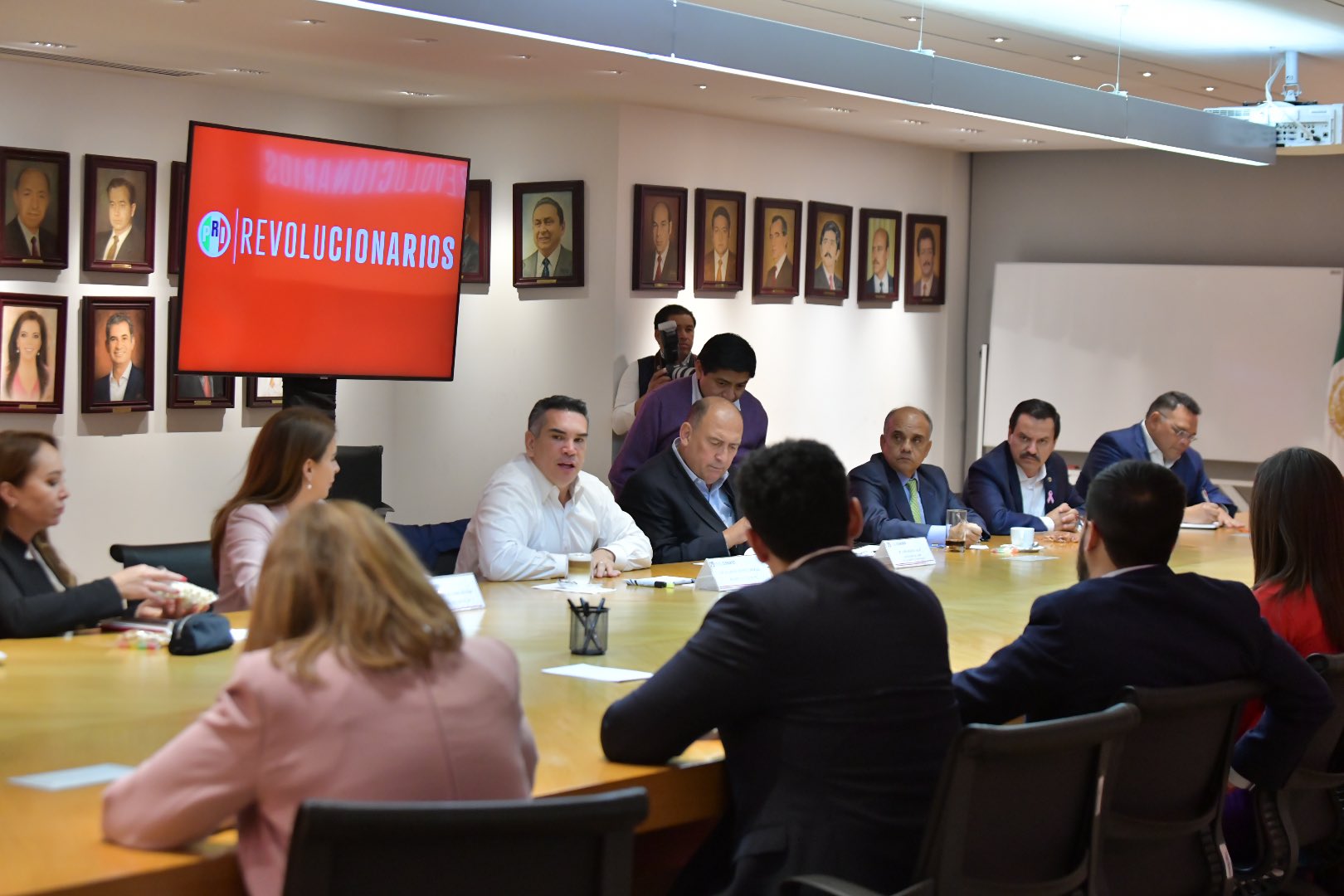 El presidente nacional del PRI se reunió con parte de la bancada de su partido en el Senado (Foto: Twitter/@alitomorenoc)