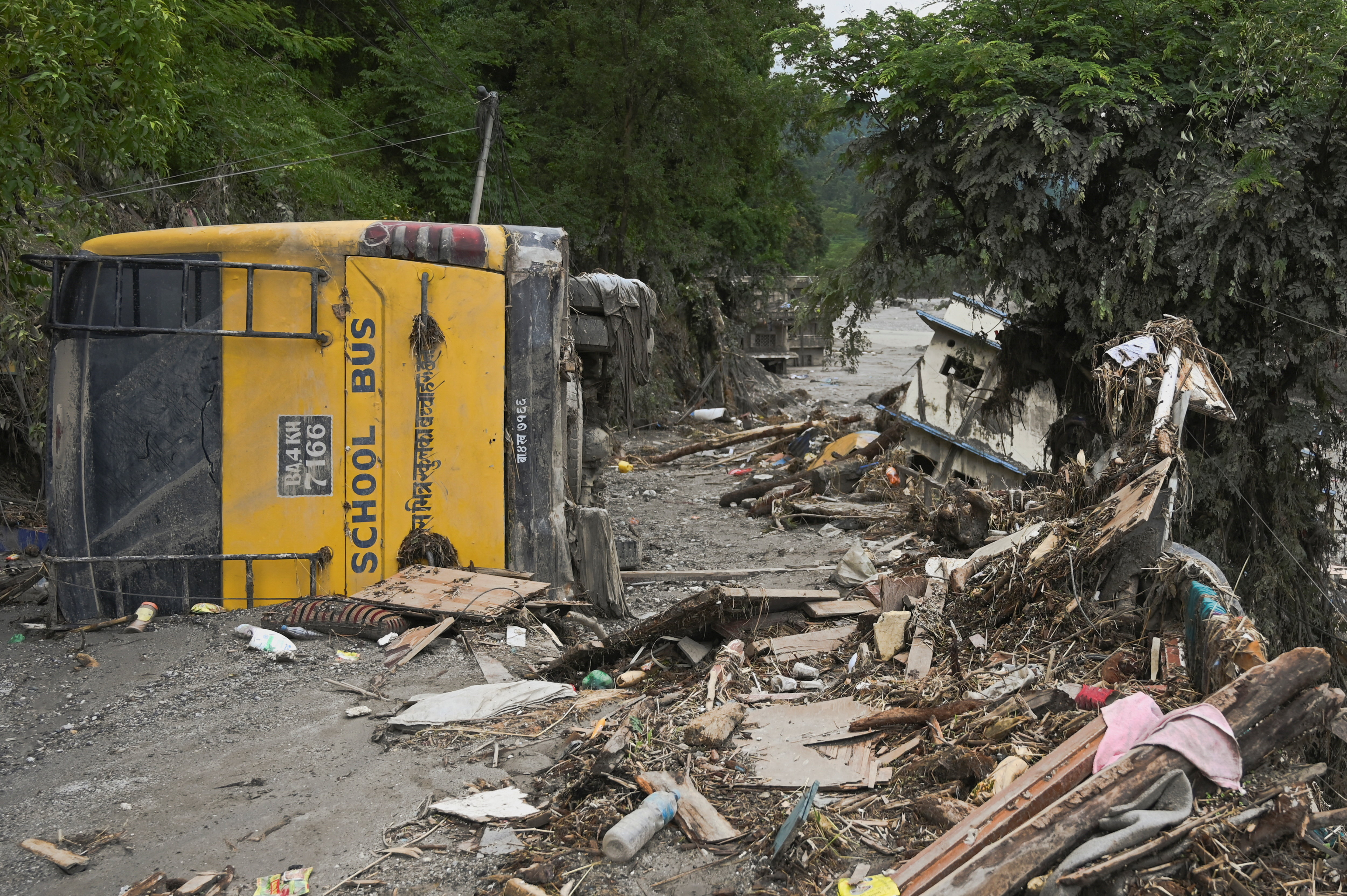 Qui&eacute;n es el director que salv&oacute; a 900 alumnos diez minutos antes de que las inundaciones arrasaran su escuela en Nepal