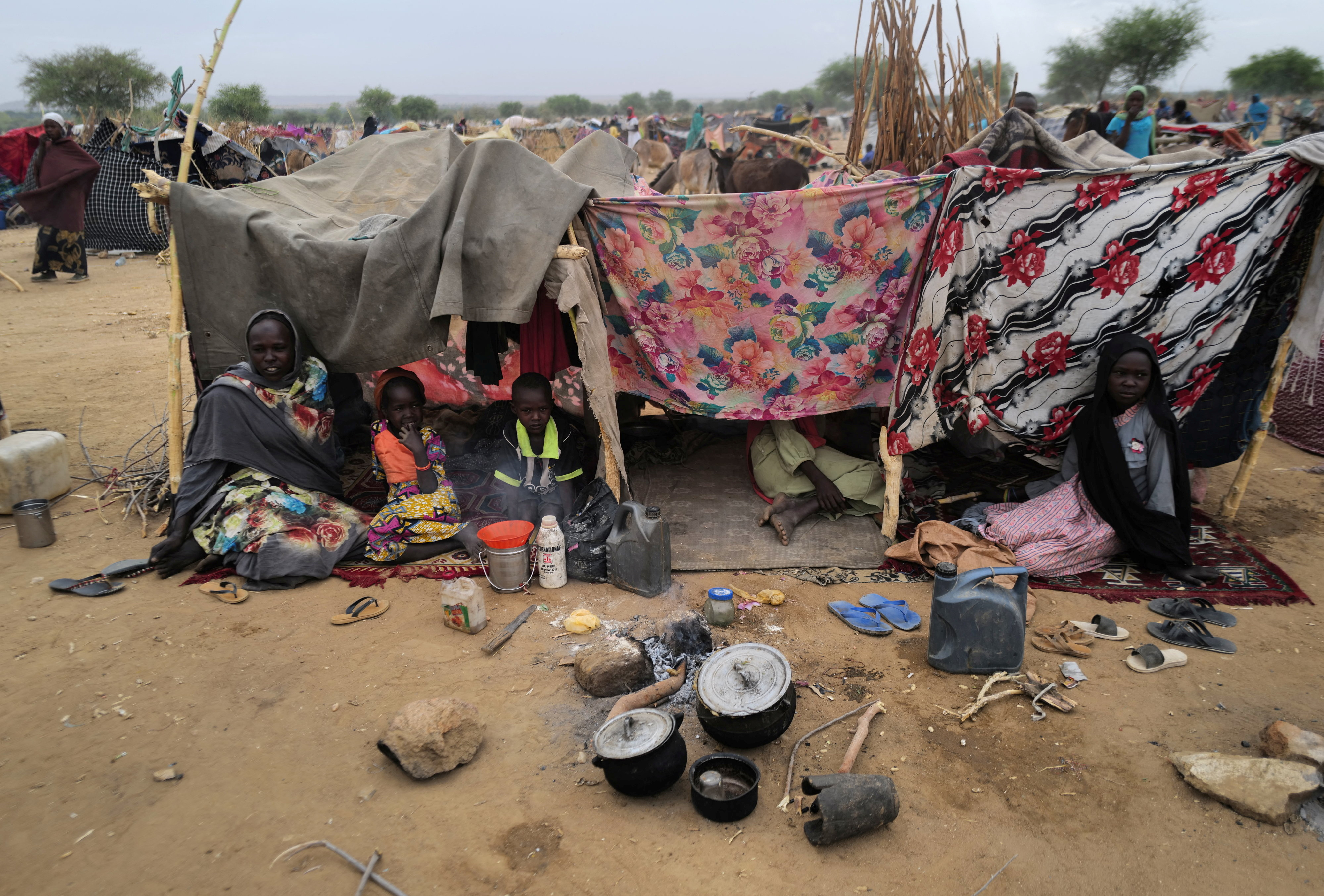 Los testimonios de ataques masivos contra civiles se multiplican en Darfur, donde unos 149.000 huyeron hacia Chad desde el inicio de los combates el 15 de abril, según datos de la ONU. (REUTERS)