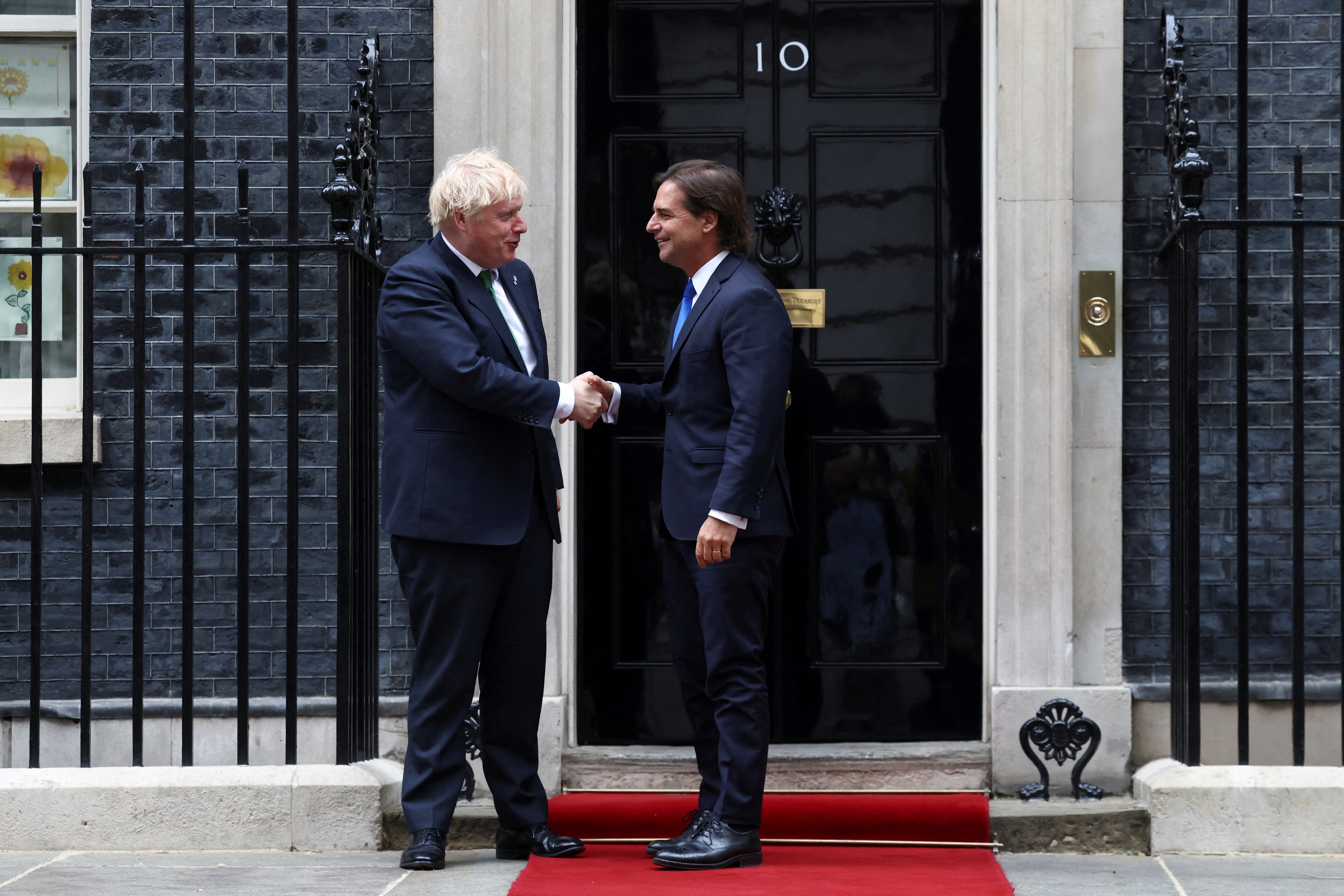 Boris Johnson, al recibir a Luis Lacalle Pou en su residencia de 10 Downing Street en Londres. 