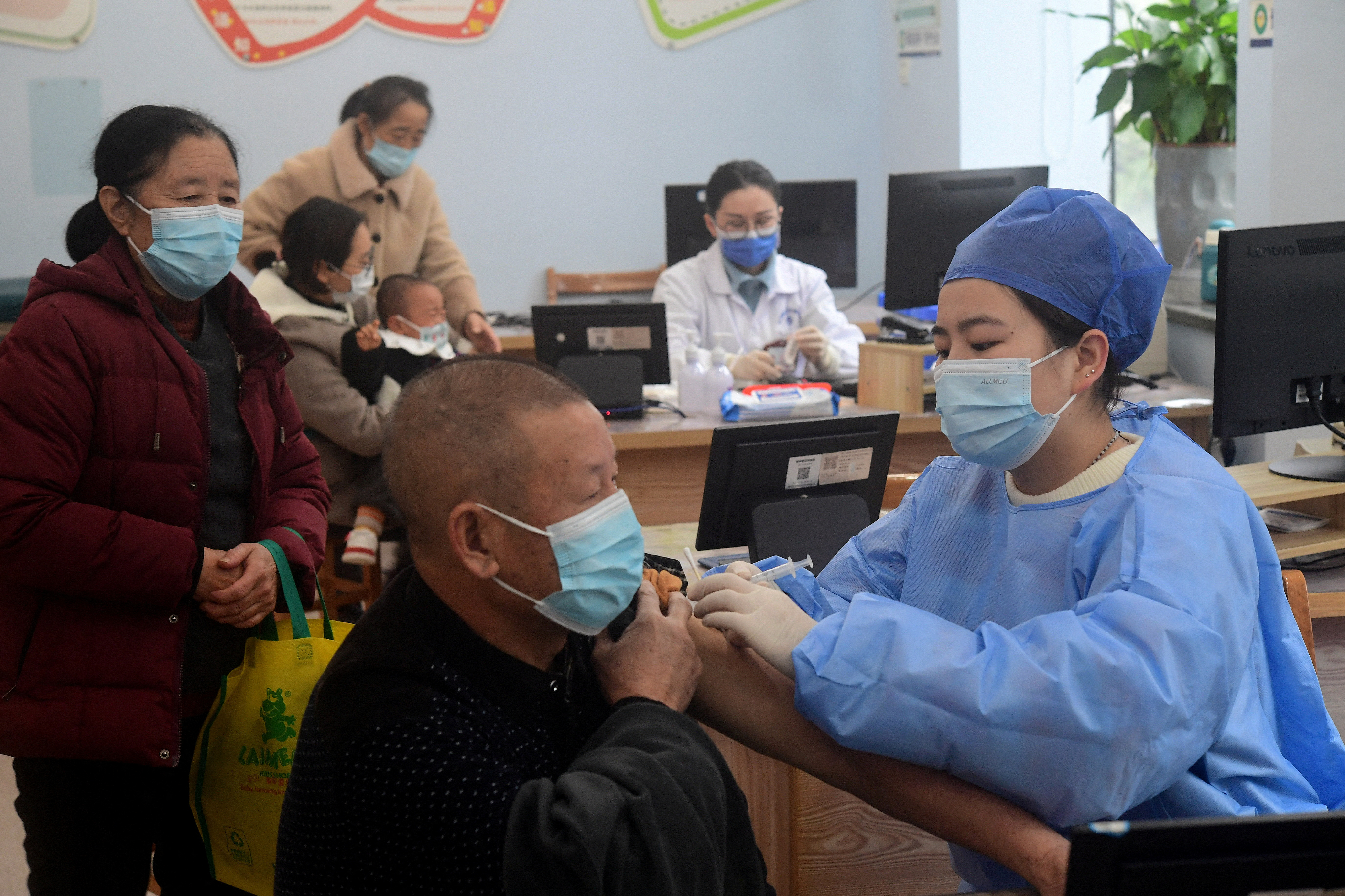 Vacunación en Jinhua, provincia de Zhejiang (via Reuters)