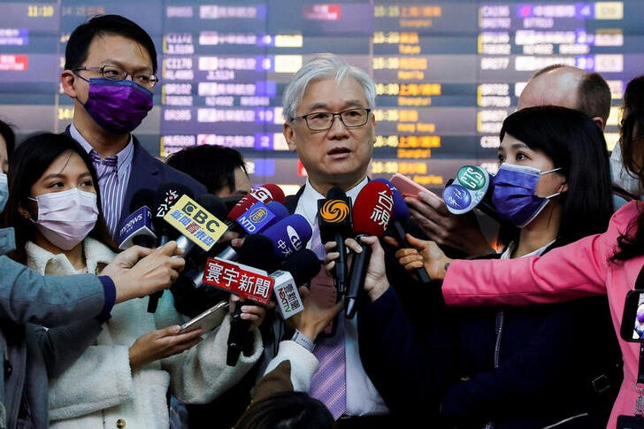 Andrew Hsia, vicepresidente del principal partido opositor taiwanés Kuomintang, habla con los medios antes de viajar a China en el aeropuerto internacional Taoyuan, Taiwán. 8 febrero 2023. REUTERS/Ann Wang