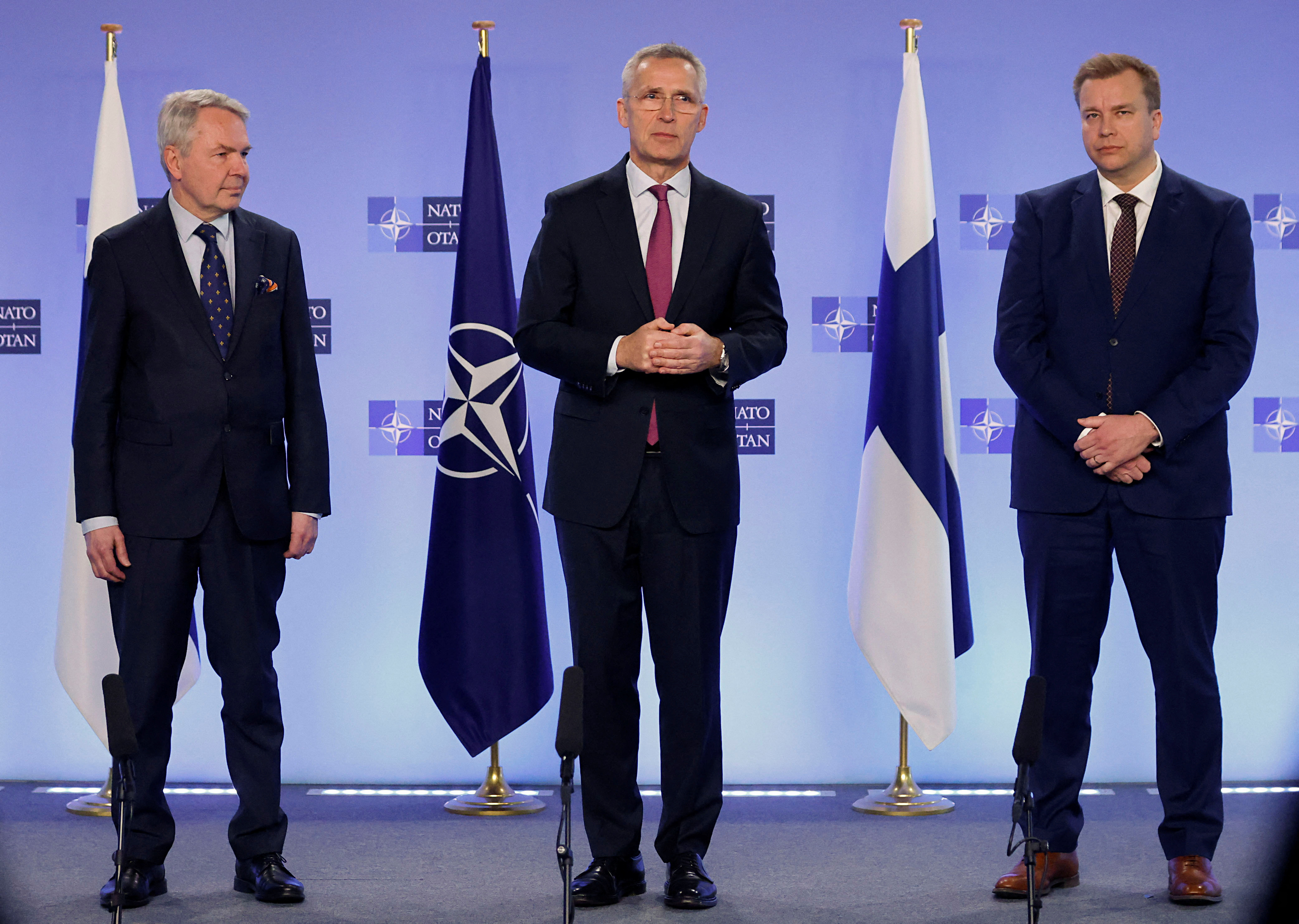 El Secretario General de la OTAN, Jens Stoltenberg, se reúne con el Ministro de Asuntos Exteriores de Finlandia, Pekka Haavisto, y el Ministro de Defensa, Antti Kaikkonen, en la sede de la OTAN, Bruselas, Bélgica, 20 de marzo de 2023. REUTERS/Johanna Geron