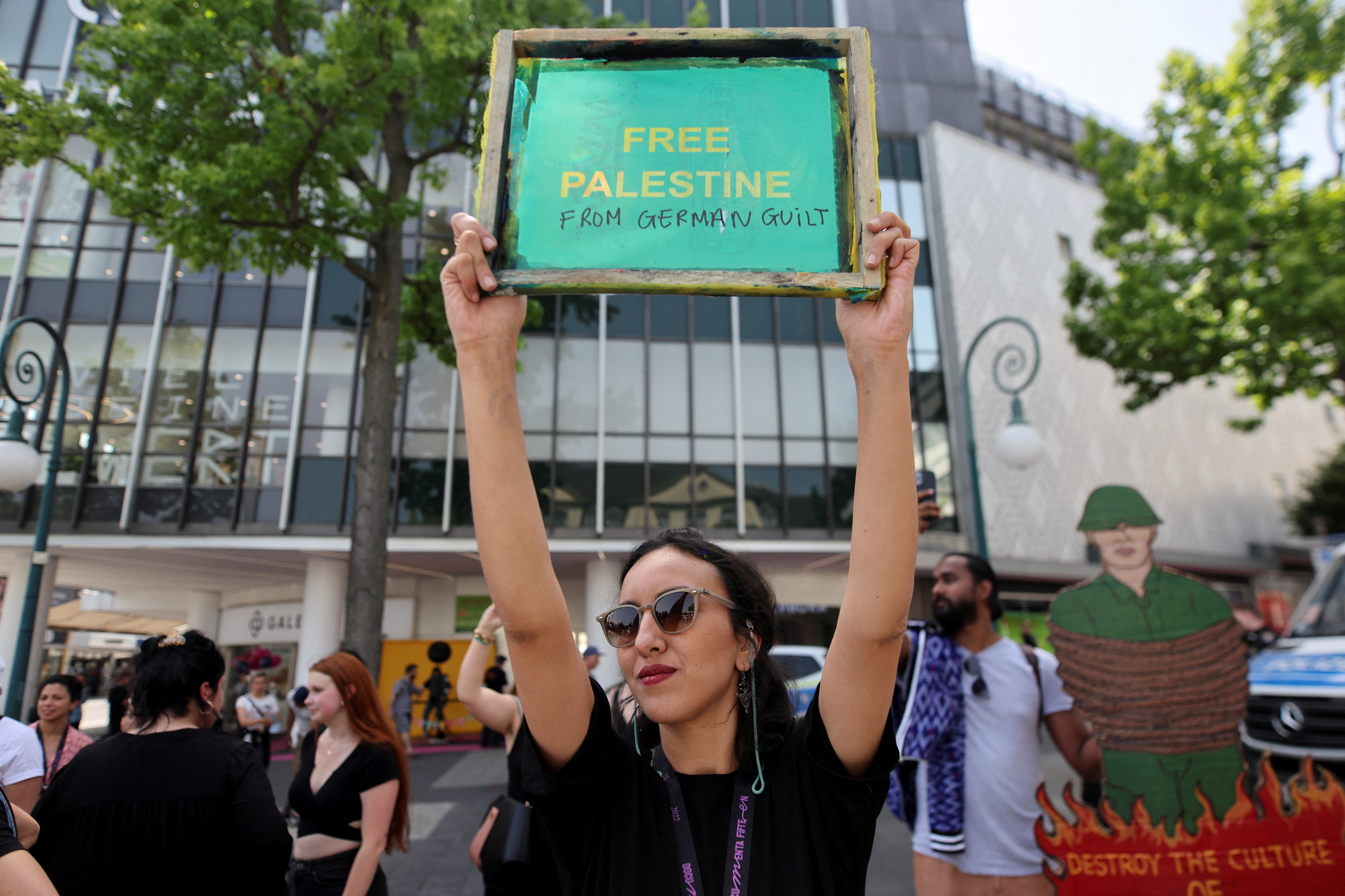 Künstlerdemonstration gegen Israels internationale Politik hält das Organisationskomitee der Documenta vor der Enthüllung der neuesten Ausgabe in Atem (REUTERS/Wolfgang Rattay)