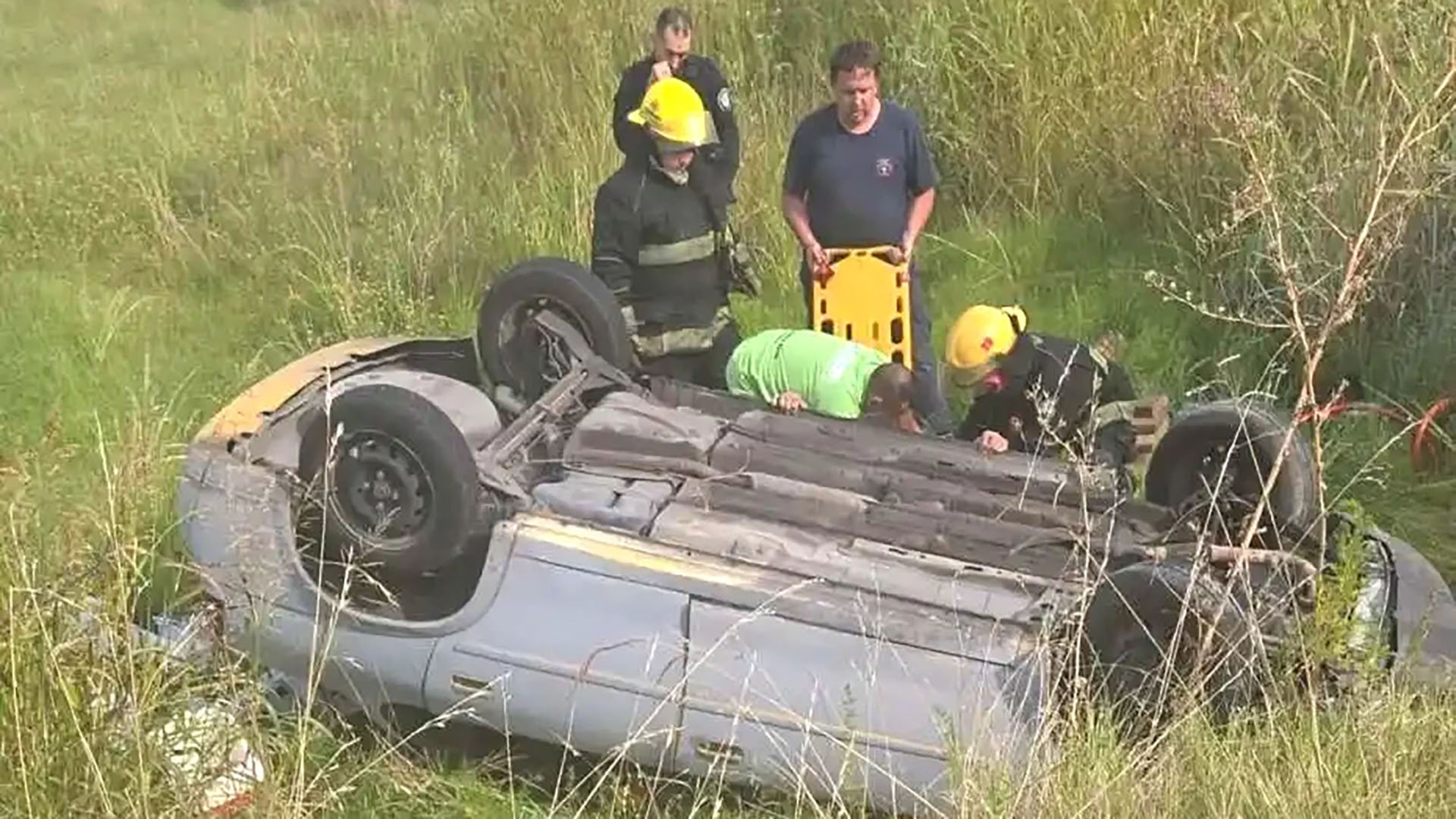 Pergamino: volcó de noche, pasó nueve horas encerrado esperando ayuda y sobrevivió