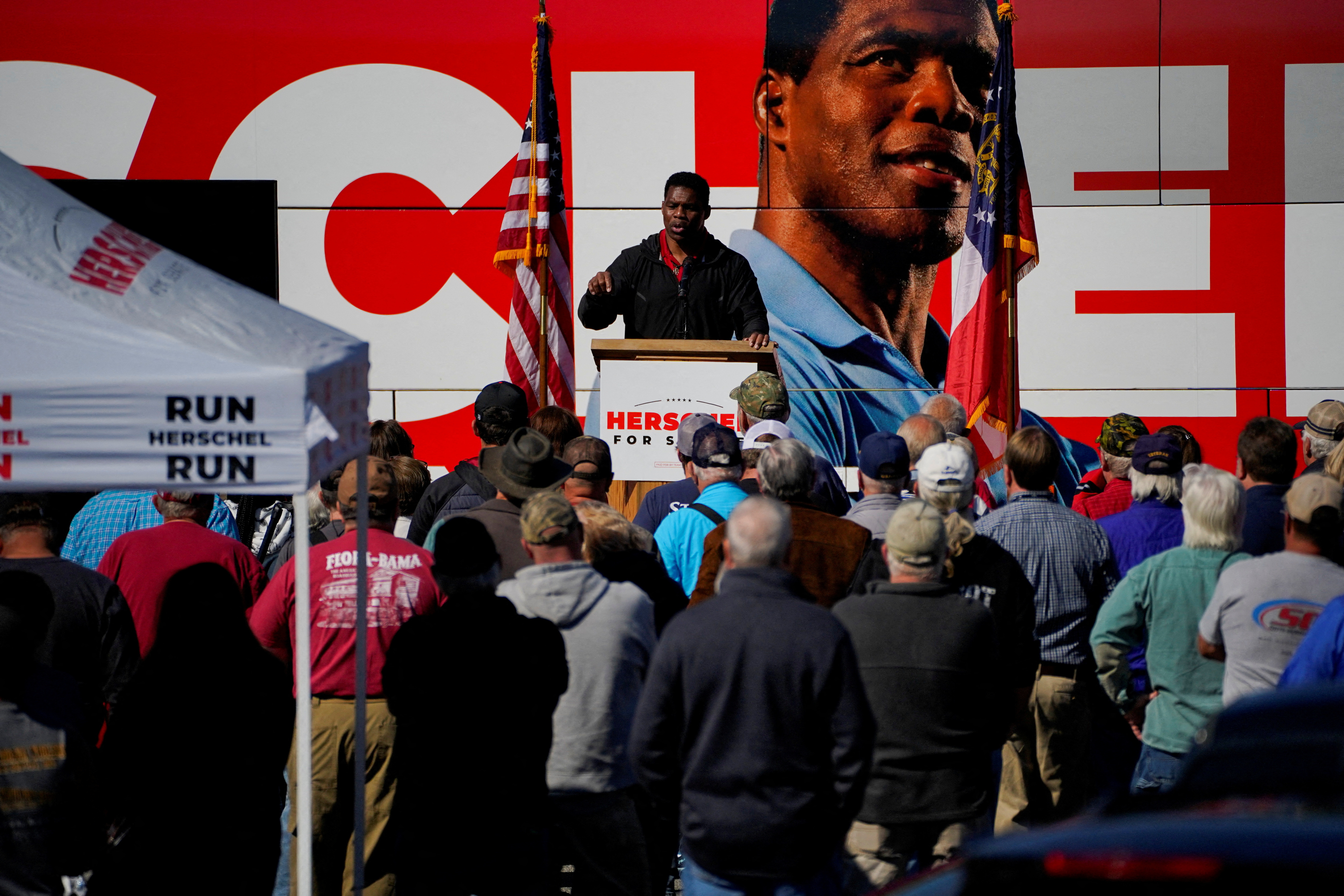 El candidato a senador y ex estrella del fútbol americano, Herschel Walker, durante un acto de campaña en Americus, Georgia. Es uno de los favoritos de Trump. (REUTERS/Cheney Orr).