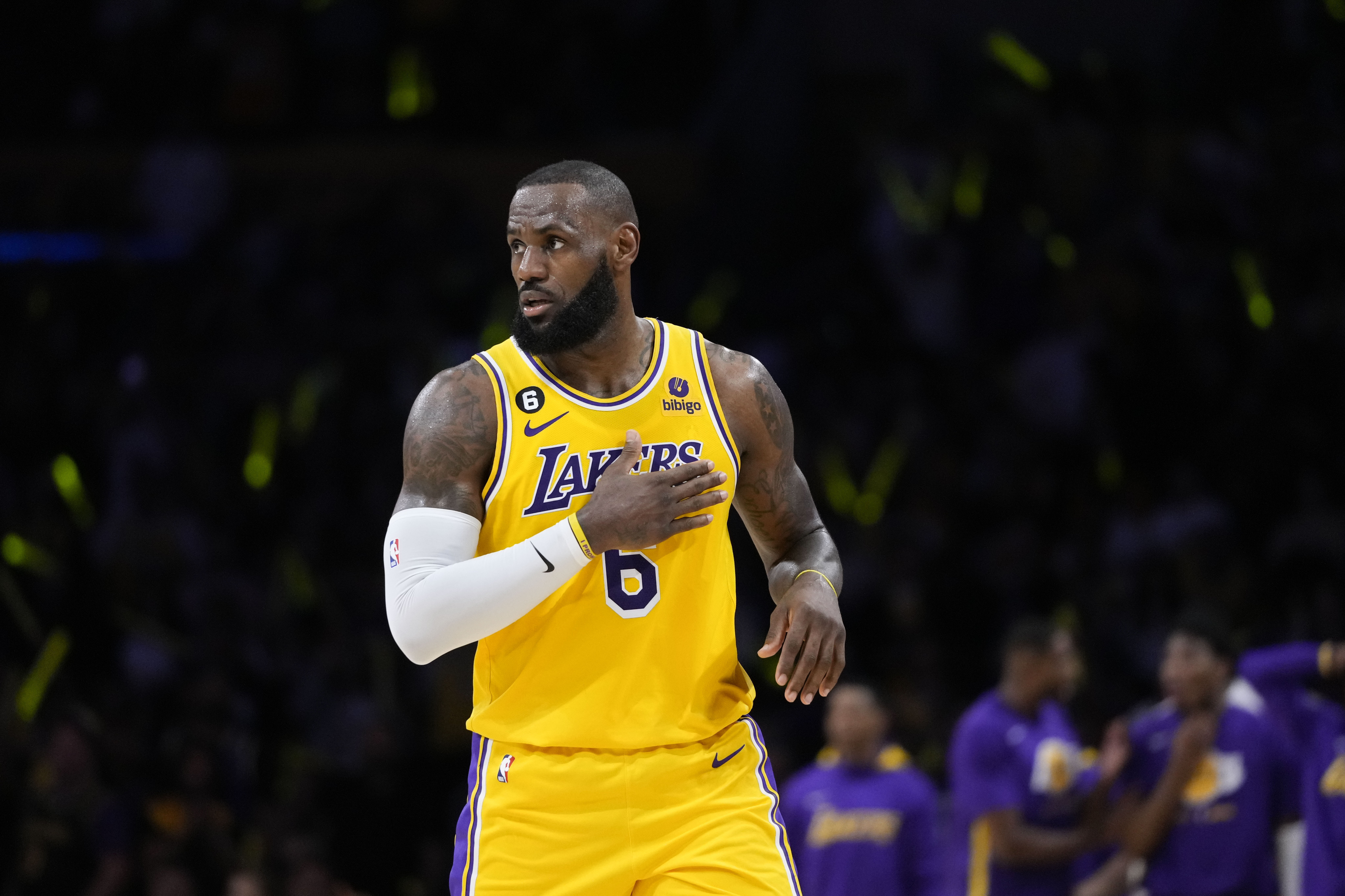 Camiseta morada sin mangas de LeBron James de los LA Lakers de la