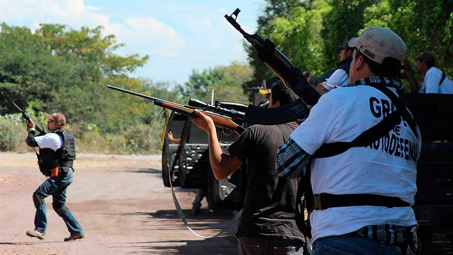En la imagen, un grupo de autodefensas de Michoacán, donde el narco intentará asegurarse tierras y espacio electoral (Foto: Archivo)
