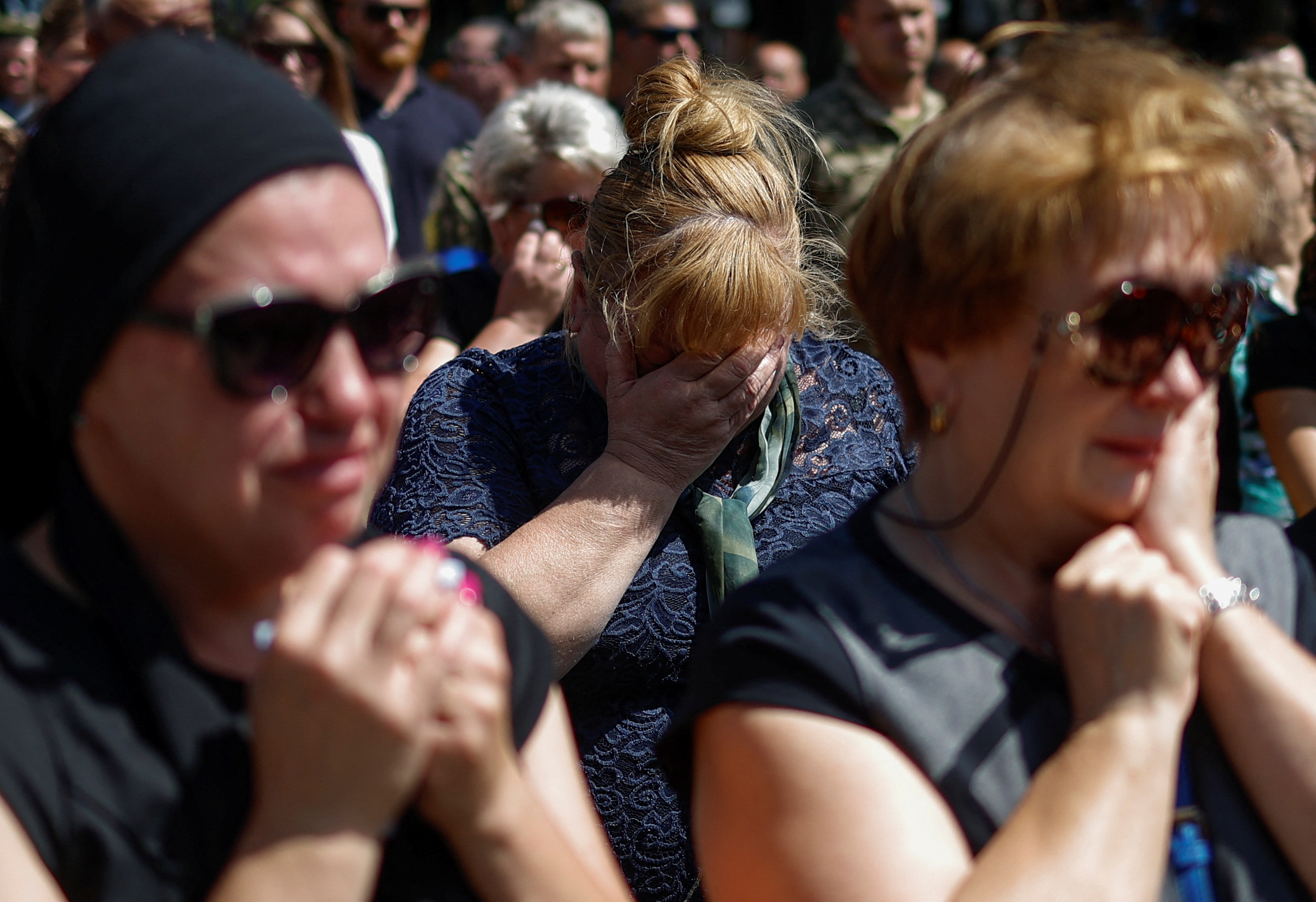 Mujeres ucranianas durante una ceremonia fúnebre (REUTERS/ Valentin Ogirenko)