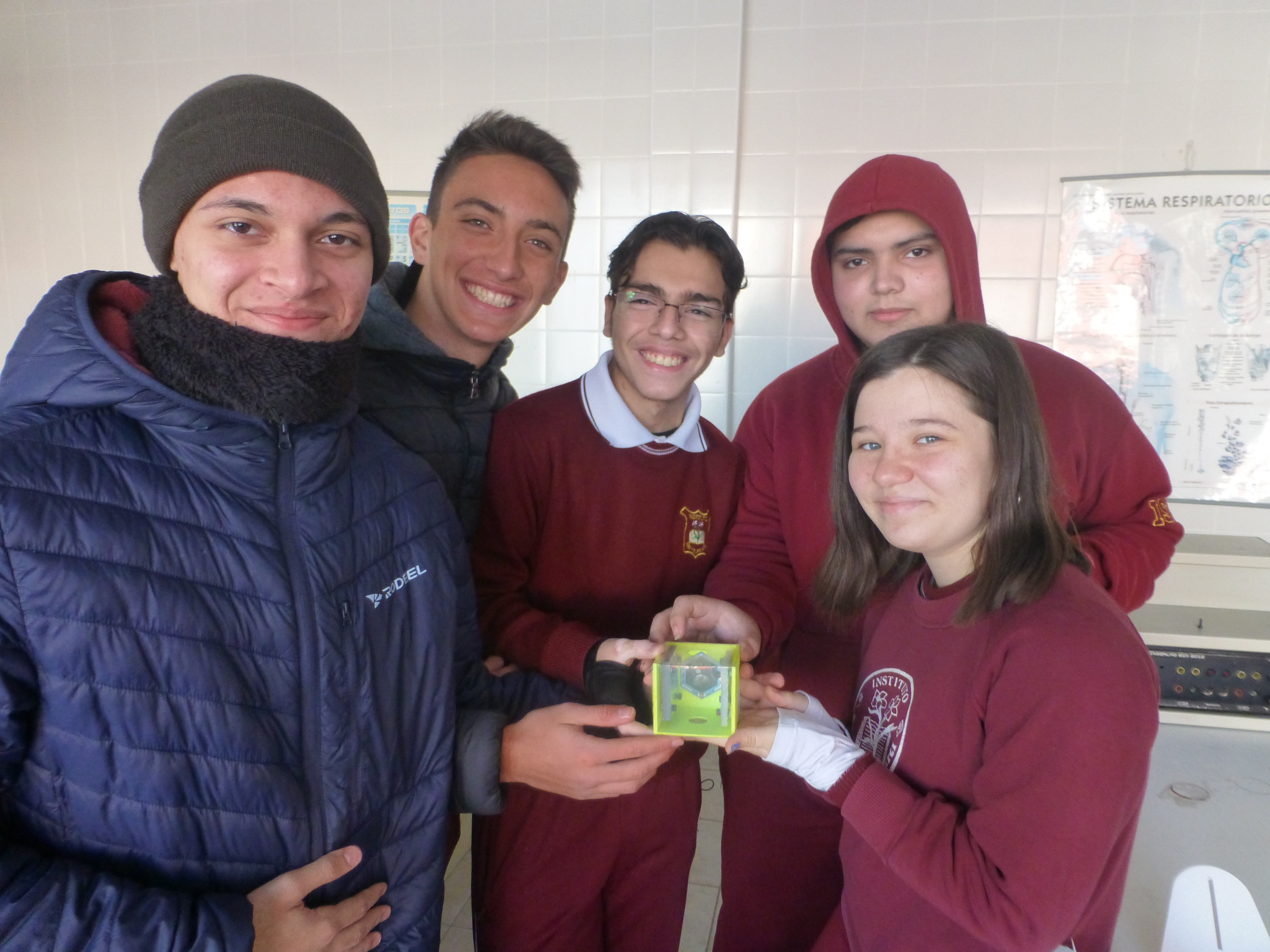 Uno de los grupos de estudiantes que participa en la misión Águila arpía desde Argentina con apoyo de la Fundación Ciencia Joven/