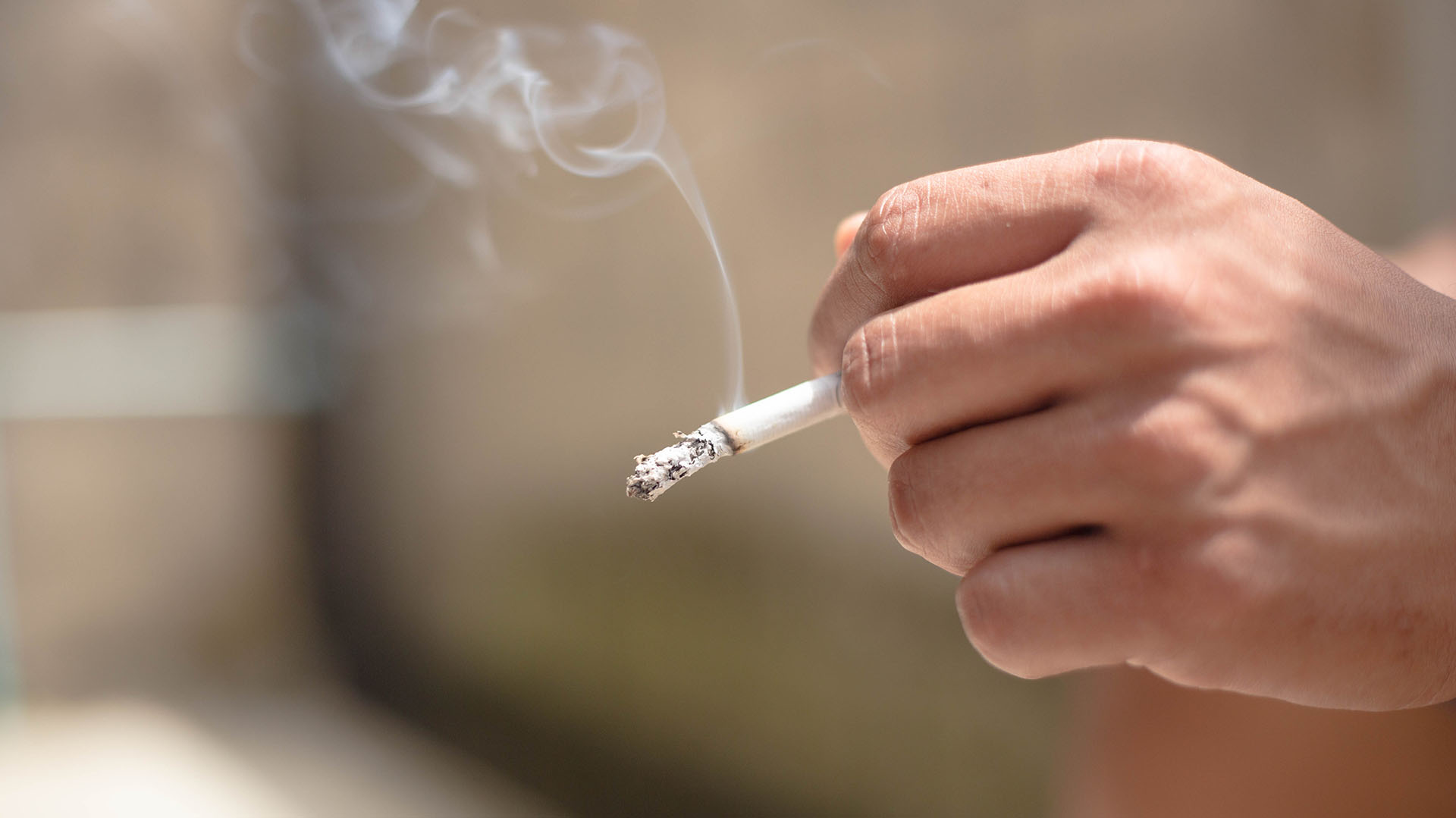 El humo del tabaco deteriora varios componentes de los mecanismos de defensa del aparato respiratorio (Shutterstock)