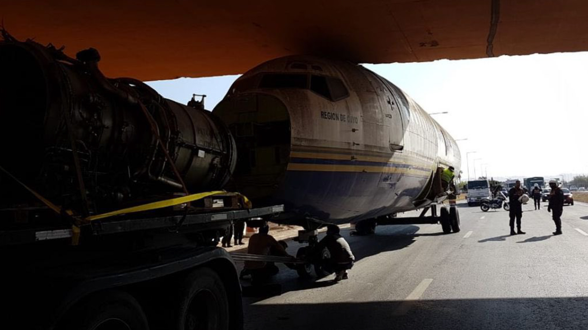 El avión estuvo abandonado 17 años en el aeropuerto internacional de Córdoba. (Twitter)
