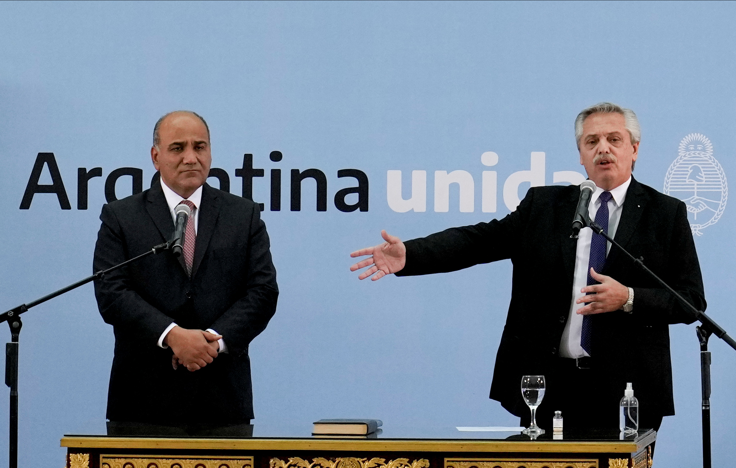 El jefe de Gabinete, Juan Manzur, al ser presentado por el presidente Alberto Fernández. (foto Reuters)