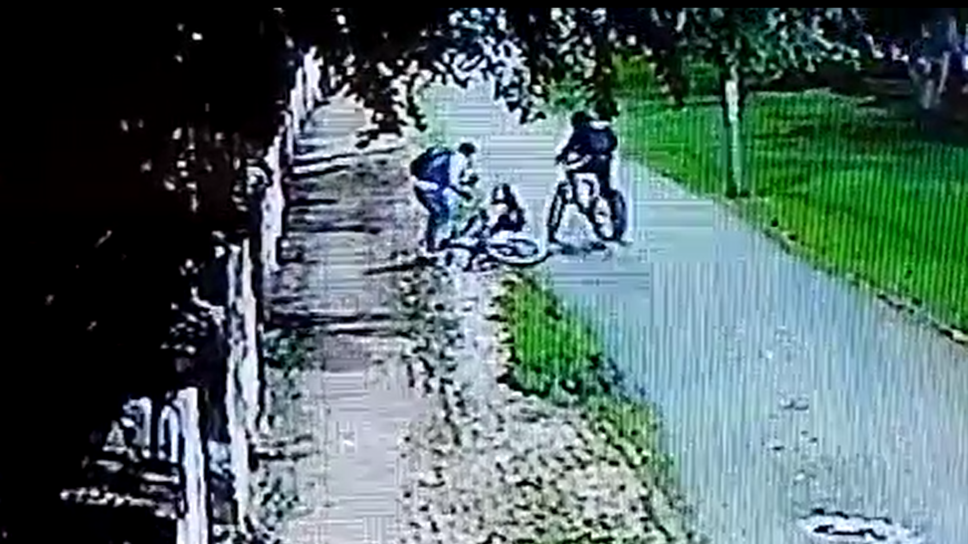 A second recording of a security camera was released on Boyacá avenue between 127th and 128th streets where two thieves violently assaulted a cyclist who they threw to the ground and stripped her of her belongings.  (Screenshot)