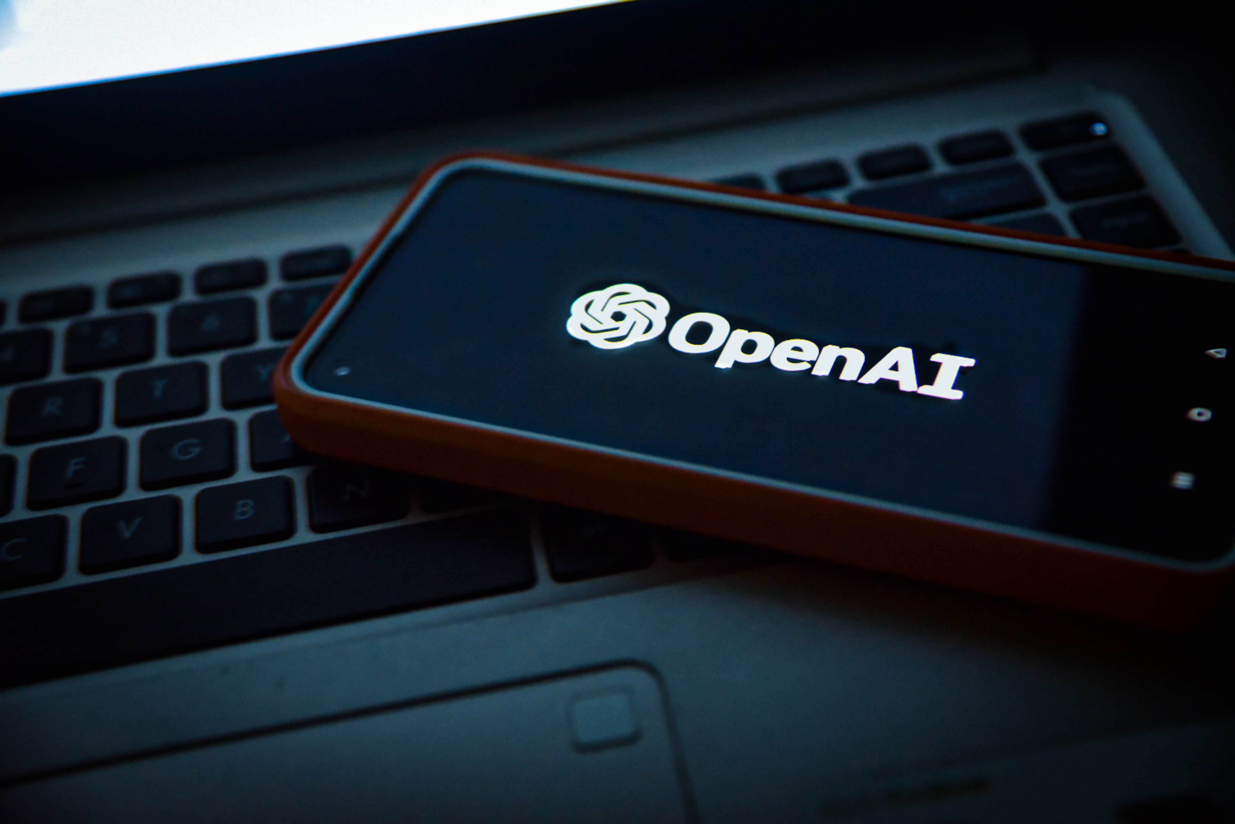 El objetivo de OpenAI era que la IA fuera abierta con el objetivo central de minimizar los riesgos de esta tecnología para la raza humana. Con los años, el laboratorio se desvió de esta meta inicial 