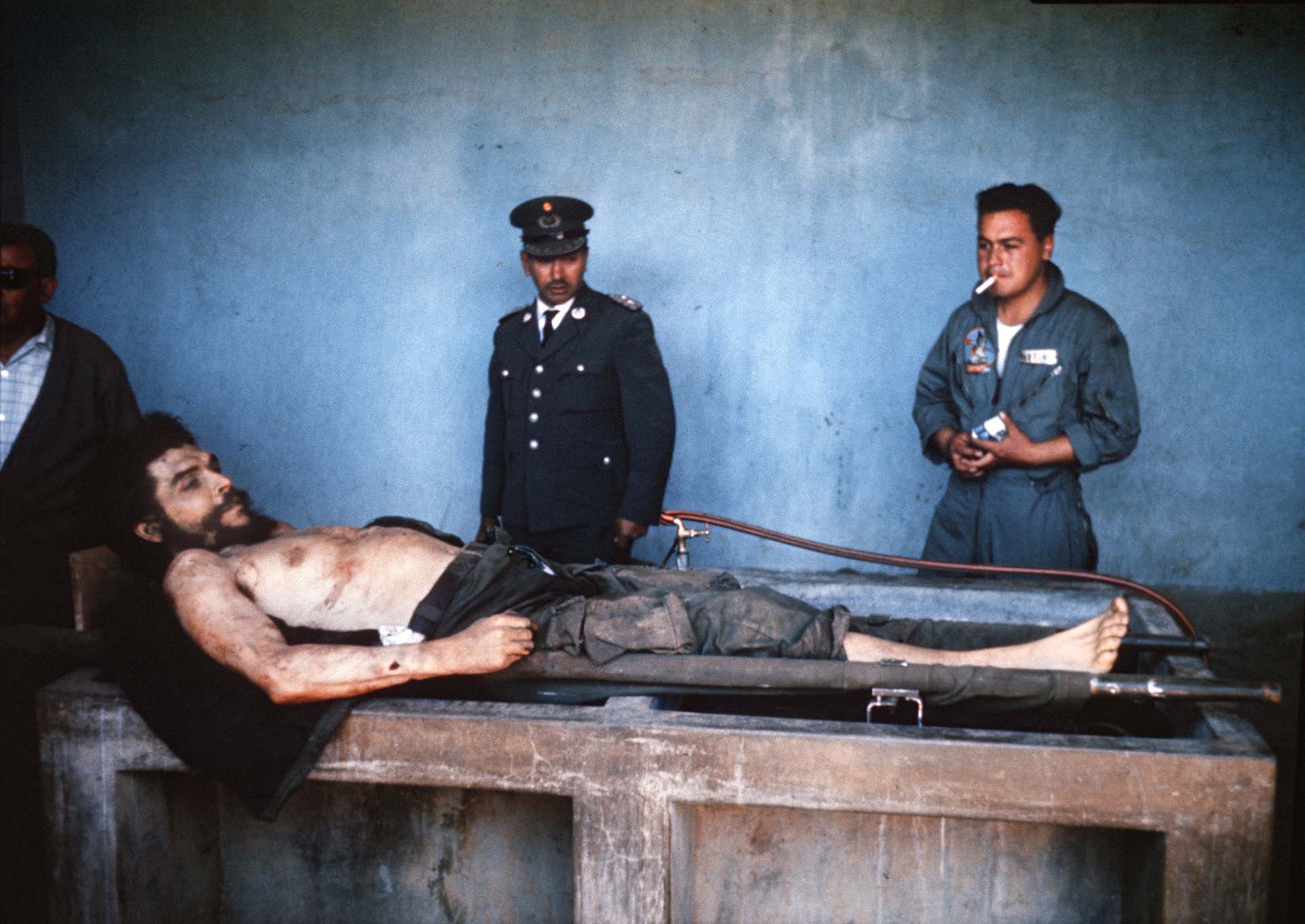 Fotos de archivo tomadas el 10 de octubre de 1967 por el periodista de la AFP Marc Hutten del cuerpo de Ernesto "Che" Guevara siendo expuesto en un lavadero en el pueblo de Vallegrande, Bolivia (FOTO AFP / MARC HUTTEN)