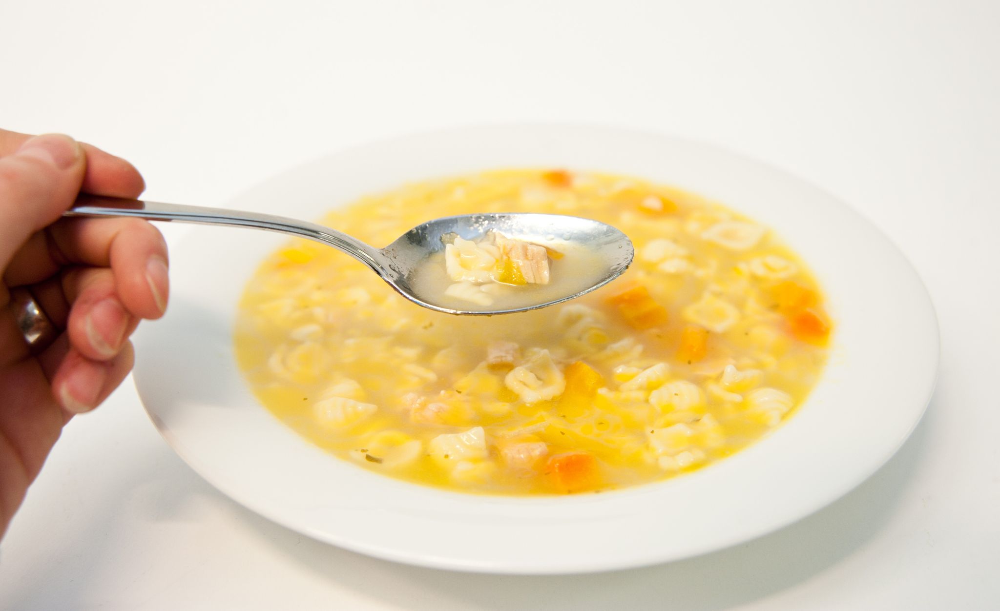 Aprende a preparar la receta de la sopa 'dieta de pollo' nutritiva - Infobae