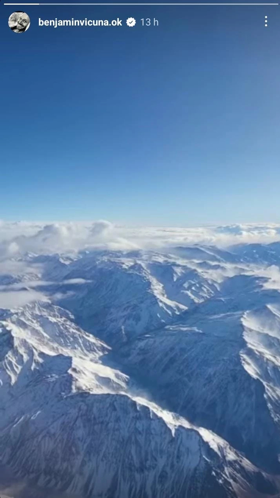 El actor chileno compartió imágenes desde el avión durante su vuelo a Chile en las últimas horas