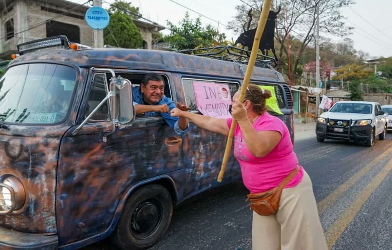 Este sábado 10 de abril, Félix Salgado Macedonio, encabezó una caravana con destino a la CDMX, para manifestarse afuera del INE y exigir la restitución de su candidatura al gobierno de Guerrero (Foto: @DavidVargasA18)