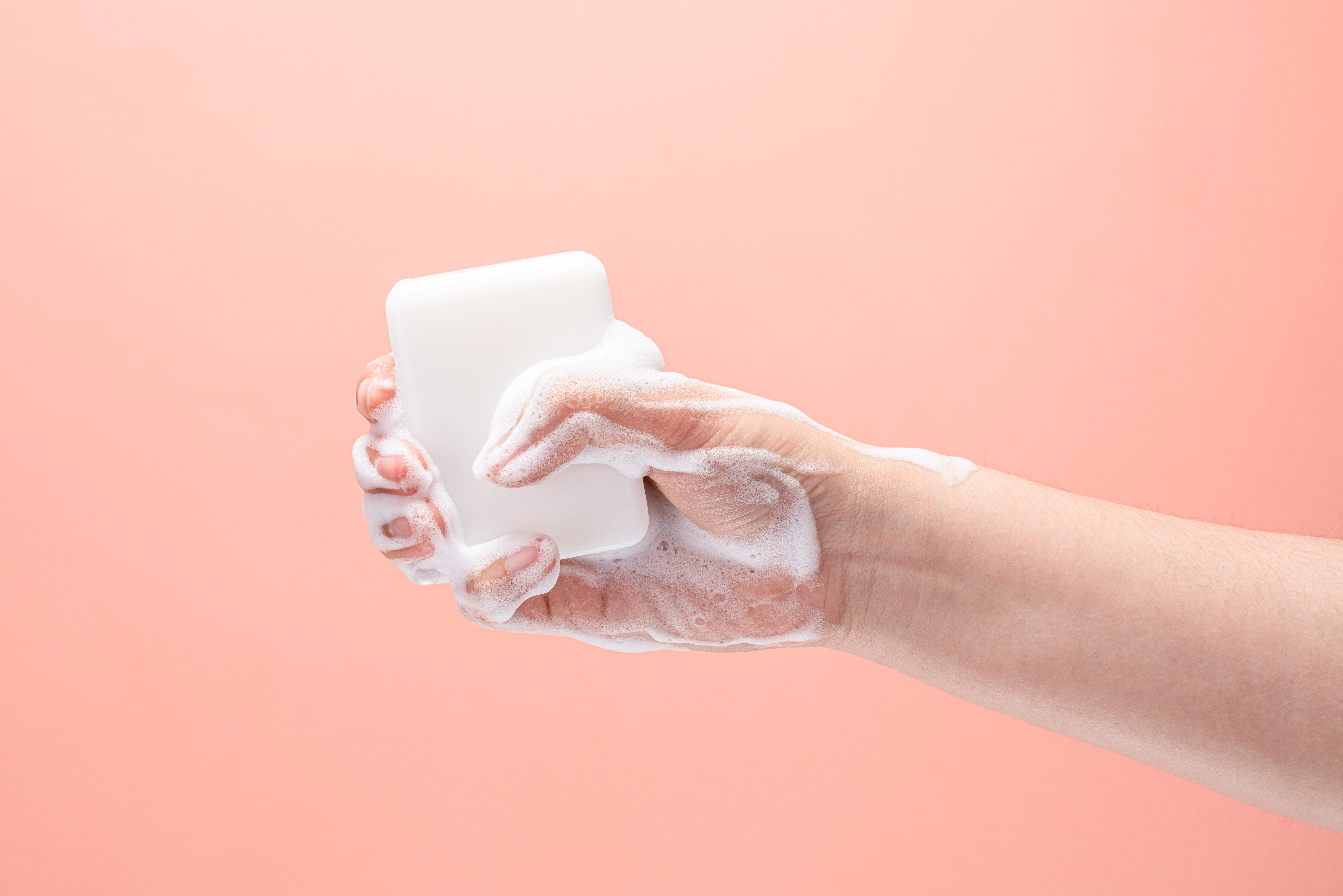 El jabón, un elemento imprescindible para lavar los tenis blancos de cualquier tipo de material (Foto: Getty Images)