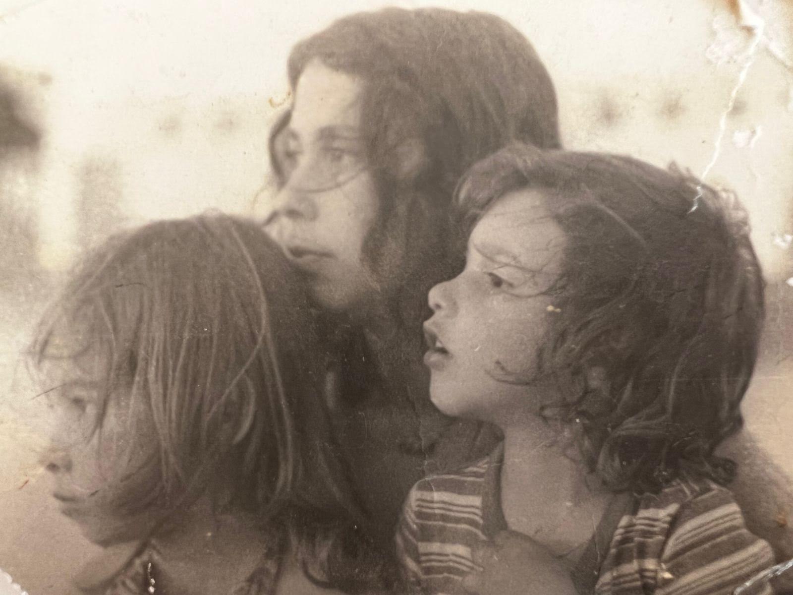 Rodrigo Lussich, su mamá Charo y hermana Fernanda, en 1975