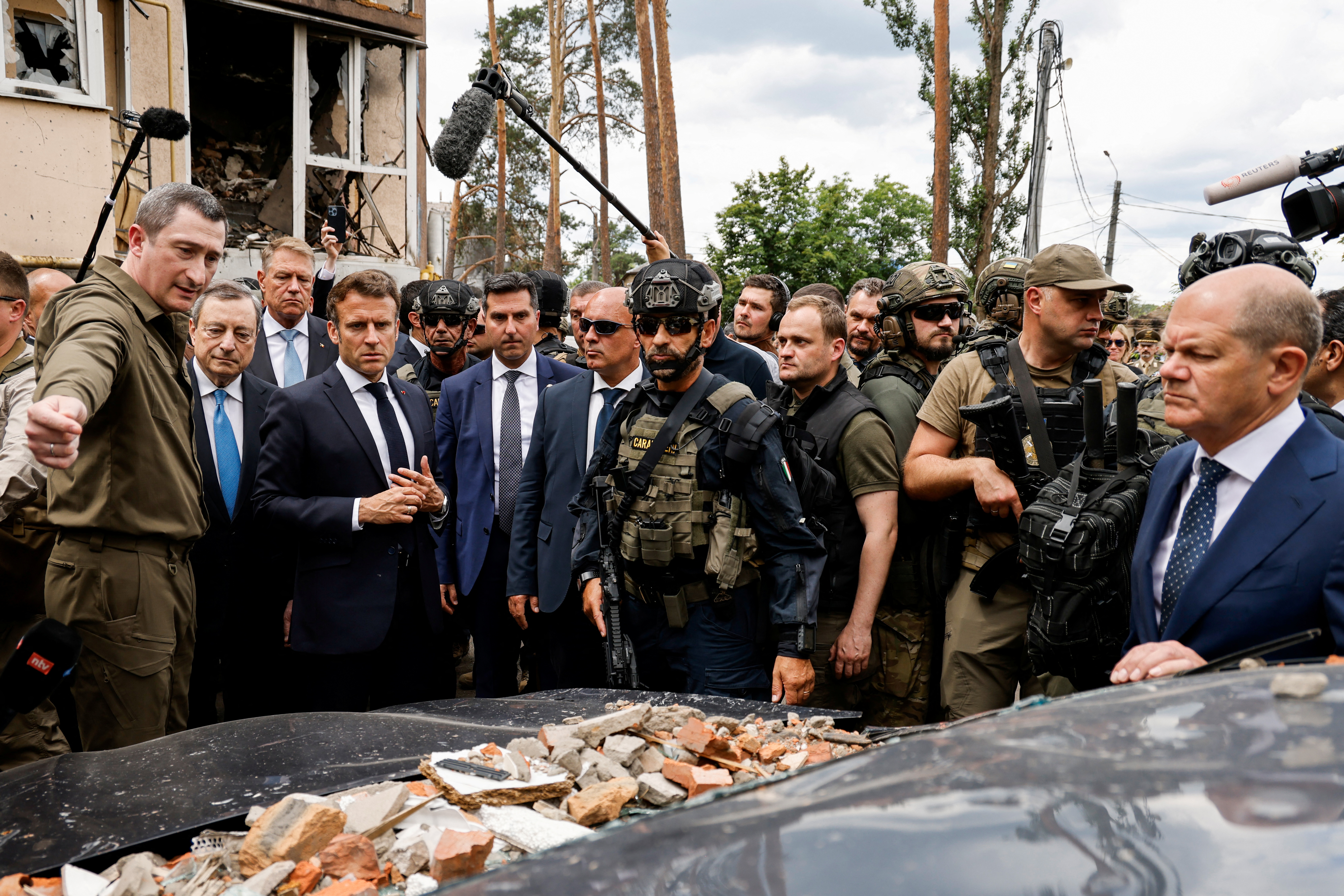 El presidente de Francia, Emmanuel Macron, el primer ministro italiano, Mario Draghi, el canciller alemán, Olaf Scholz, y el presidente rumano, Klaus Iohannis, visitan Irpin, Ucrania, el 16 de junio de 2022. Ludovic Marin/Pool vía REUTERS