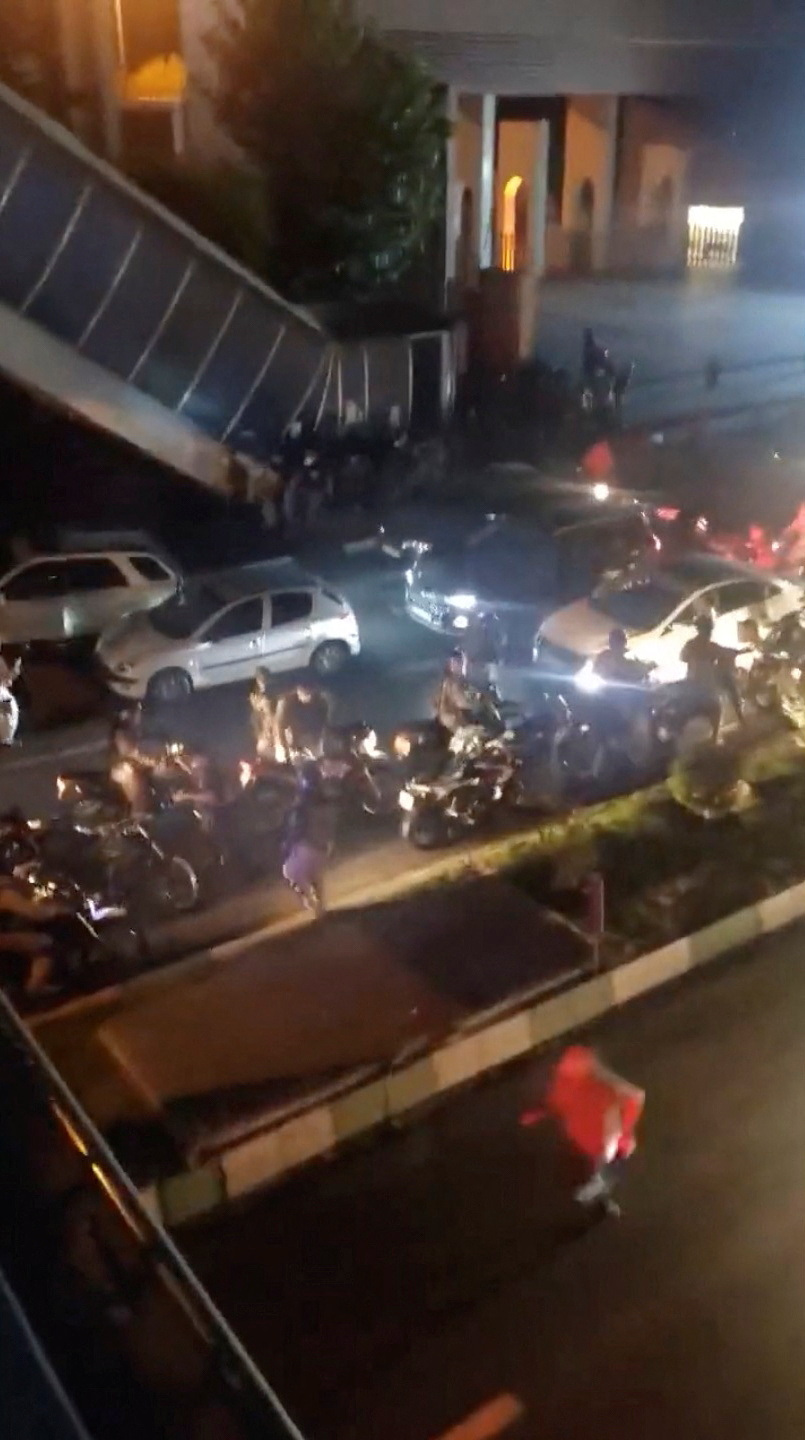 Manifestantes escapando de los paramilitares del régimen que disparan contra la multitud en una avenida de Teherán.  VIDEO OBTAINED BY REUTERS.