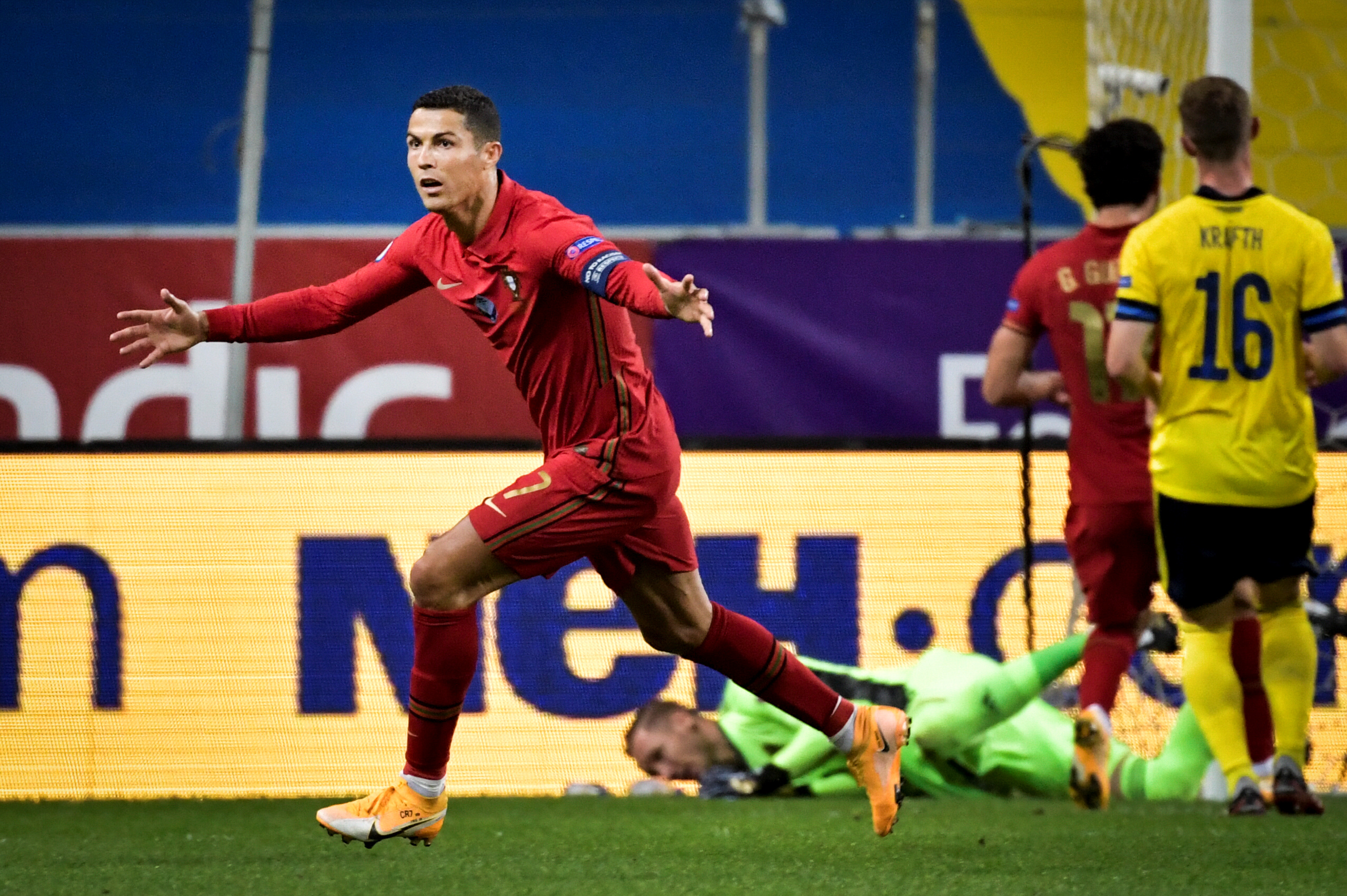 Cristiano Ronaldo Marco Dos Tantos Espectaculares Y Llego A 101 Goles Con La Seleccion De Portugal Infobae