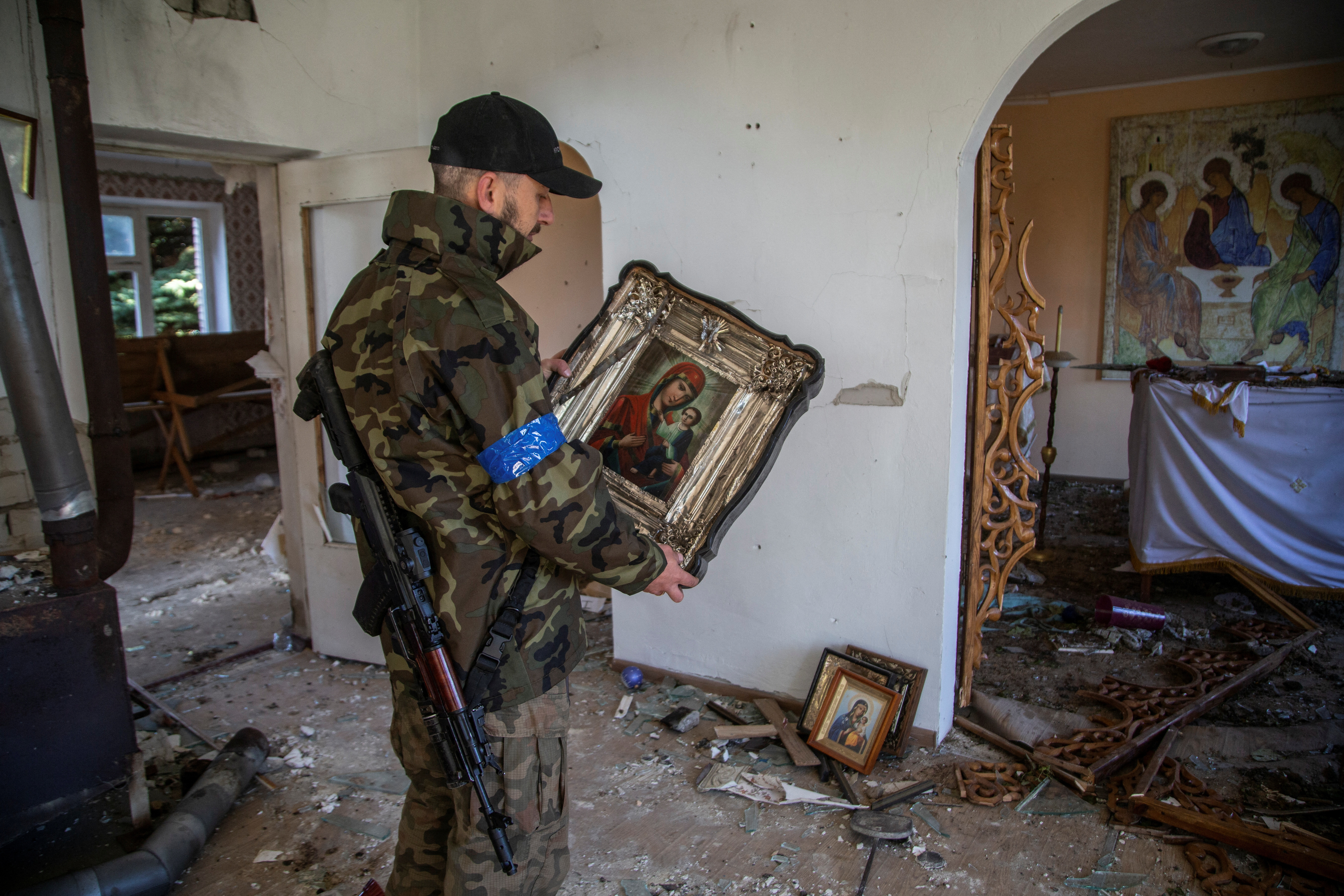 Inspección de los destrozos y saqueos en una iglesia ortodoxa en Lyman (Reuters)
