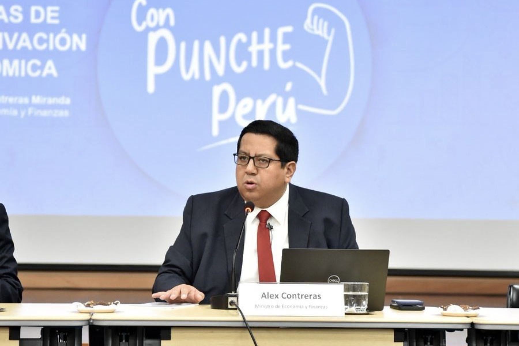 El titular del MEF, Álex Contreras, brindó mayores del plan 'Con Punche Perú' en conferencia de prensa.