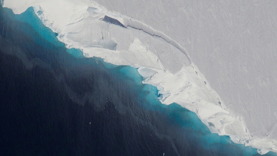 Vista del glaciar Thwaites de la Antártida en 2019. Actualmente es motivo de preocupación la pérdida masiva en curso de los glaciares Thwaites y Pine Island, que juntos drenan una gran parte del sector del mar de Amundsen (Foto: Jeremy Harbeck/ OIB/NASA)