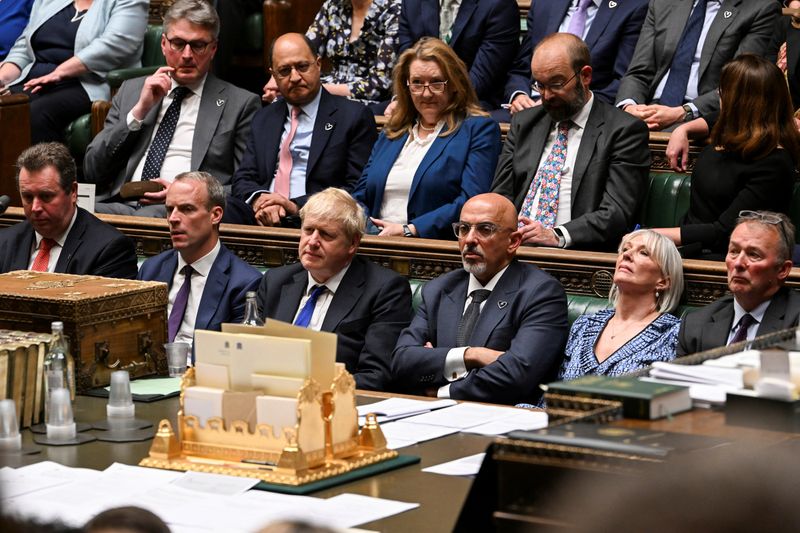 FOTO DE ARCHIVO. El Lord Presidente del Consejo británico y líder de la Cámara de los Comunes, Mark Spencer, el vice primer ministro Dominic Raab, el primer ministro Boris Johnson, el nuevo ministro de Finanzas Nadhim Zahawi y la secretaria de Cultura Nadine Dorries asisten a las preguntas del primer ministro en la Cámara de los Comunes en Londres, Reino Unido. 6 de julio de 2022. UK Parliament/Jessica Taylor/Handout vía REUTERS