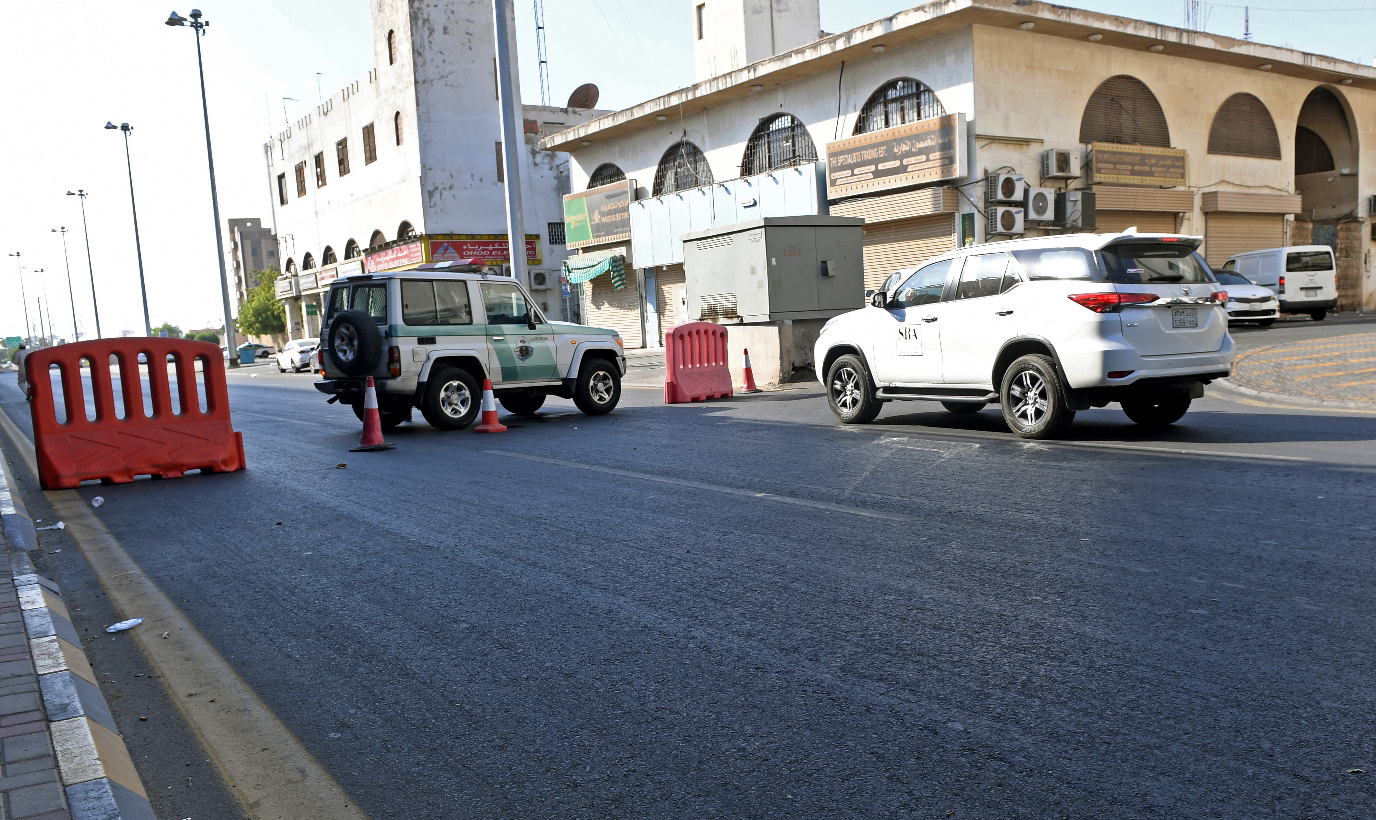 La policía saudí cierra una calle que conduce a un cementerio no musulmán en la ciudad saudí de Jeddah, donde una bomba golpeó una conmemoración de la Primera Guerra Mundial a la que asistieron diplomáticos europeos el 11 de noviembre de 2020, dejando a varias personas heridas en medio de la ira musulmana por las caricaturas francesas.  (Foto por - / AFP)