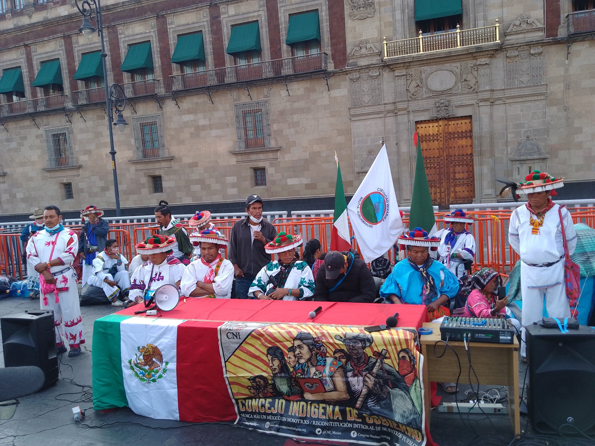  Los integrantes de la caravana Wixárika confía en que el presidente de México los ayudará a resolver sus exigencias (Foto: @RadioZapote / Twitter)