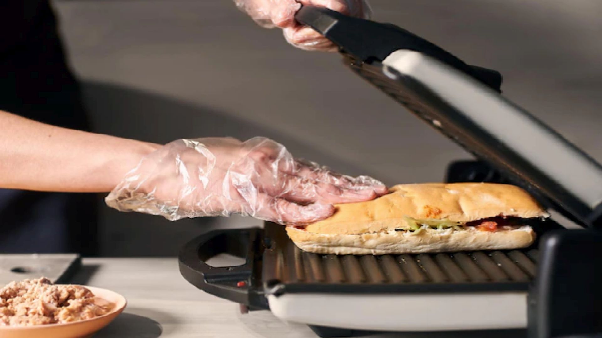 When you clean your sandwich maker first make sure it is unplugged.  (Freepik)