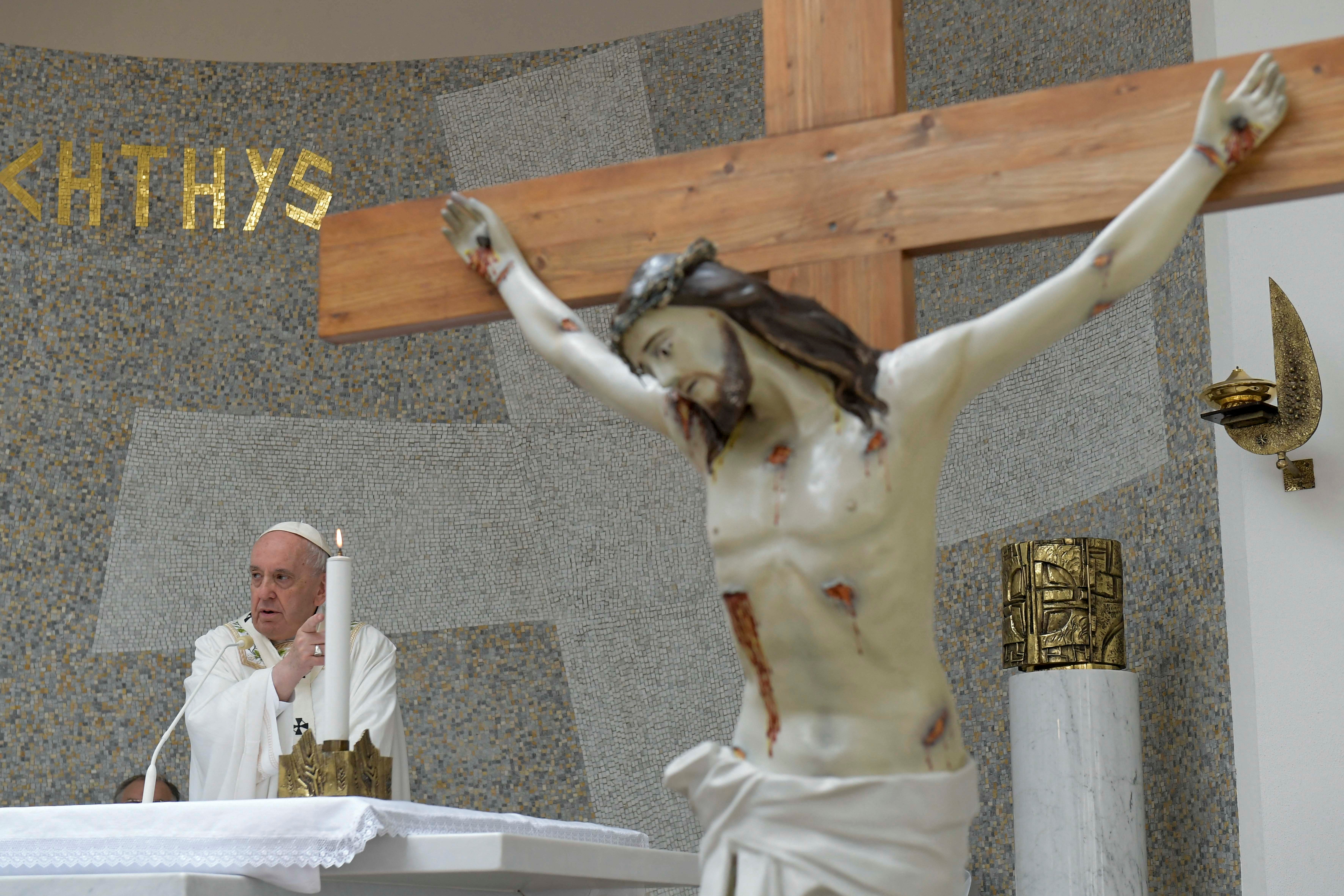 Con la misa de este domingo se abre una agotadora semana para el anciano pontífice, que incluye la misa “In Coena Domini” del Jueves Santo en la cárcel de menores de Casal del Marmo en Roma. (REUTERS)