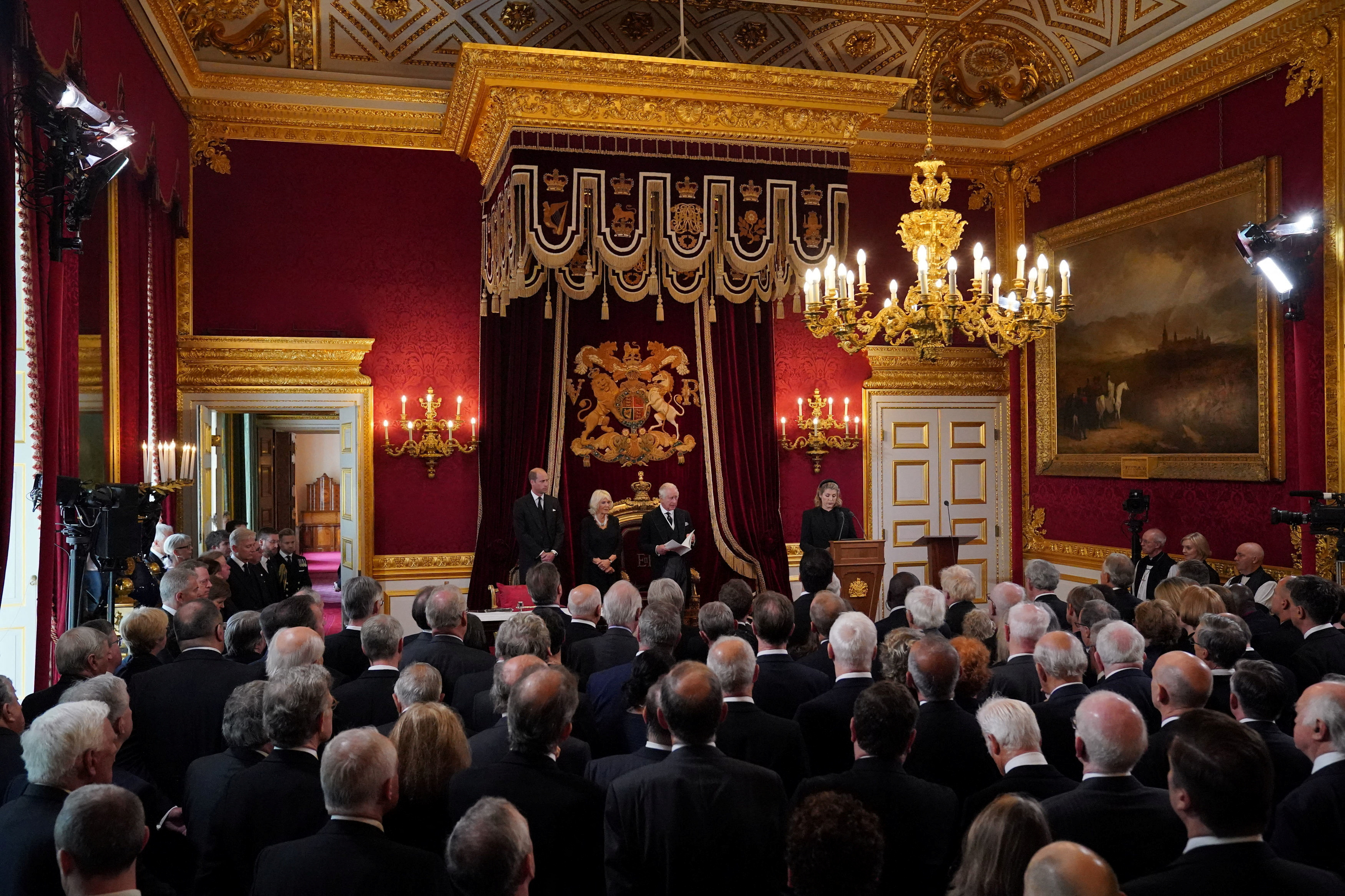 El príncipe William, la reina consorte Camila y el rey Carlos III en el Consejo de Adhesión en el Palacio de St James este 10 de septiembre de 2022 (Jonathan Brady/REUTERS)