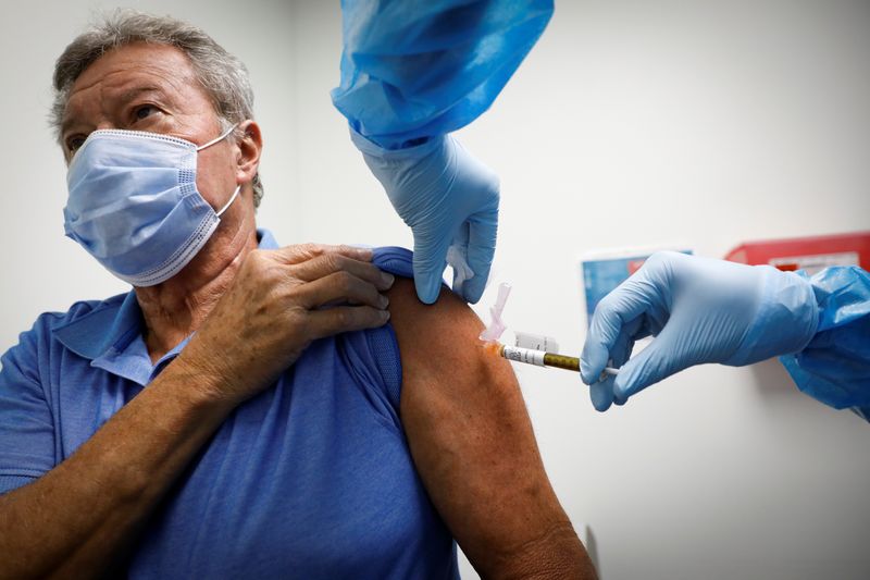 Un voluntario es inyectado con una vacuna mientras participa en un estudio de vacunación contra la enfermedad coronavirus (COVID-19) en los Centros de Investigación de América, en Hollywood, Florida, EEUU, el 24 de septiembre de 2020. REUTERS/Marco Bello