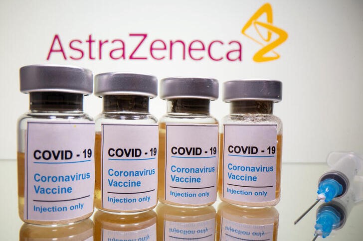 (Imagen ilustrativa: Viales de vacunas contra el coronavirus junto al logo de AstraZeneca, el 31 de octubre de 2020) (Reuters/ Dado Ruvic)