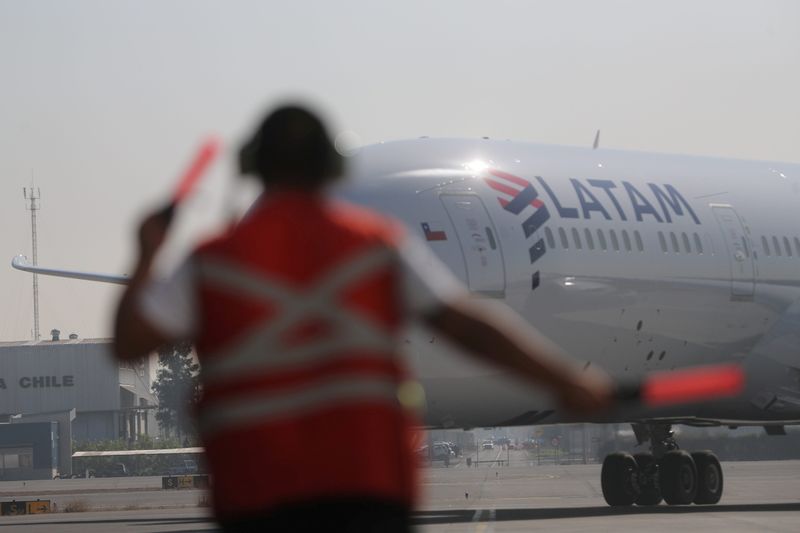 Un avión de pasajeros de LATAM Airlines (REUTERS/Iván Alvarado)