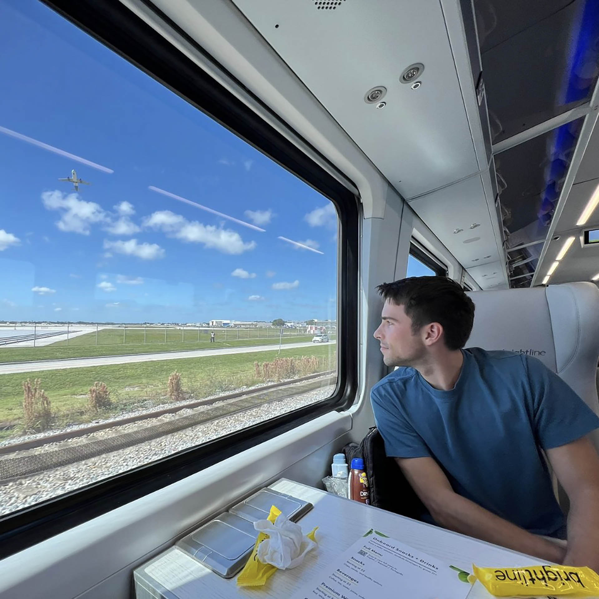 El tren será ideal para quienes no sepan conducir o prefieran no hacerlo y disfrutar de un viaje relajado. (Brightline)