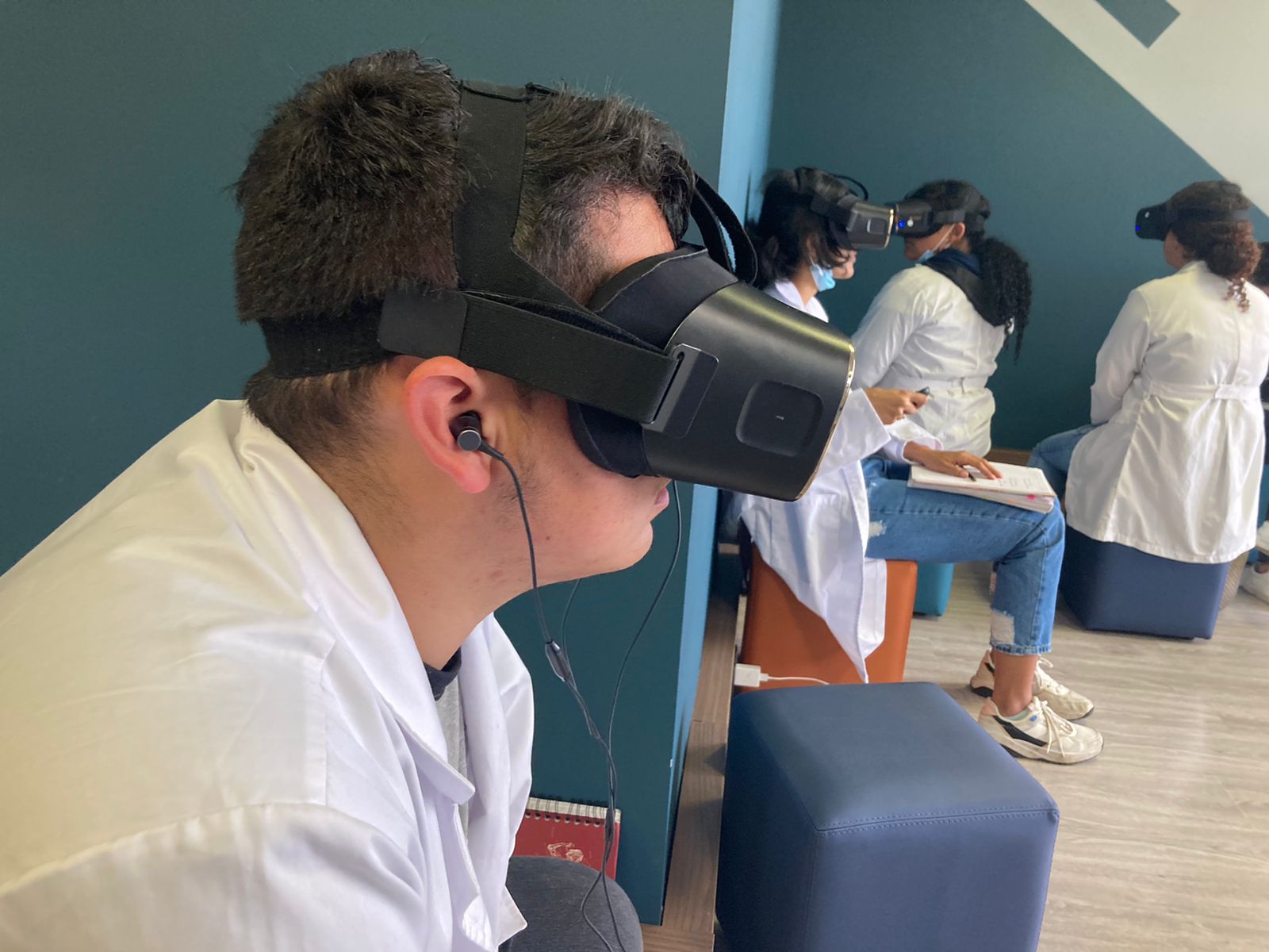 Estudiantes de Medicina de la Universidad de la Sabana practican inglés usando gafas de realidad virtual