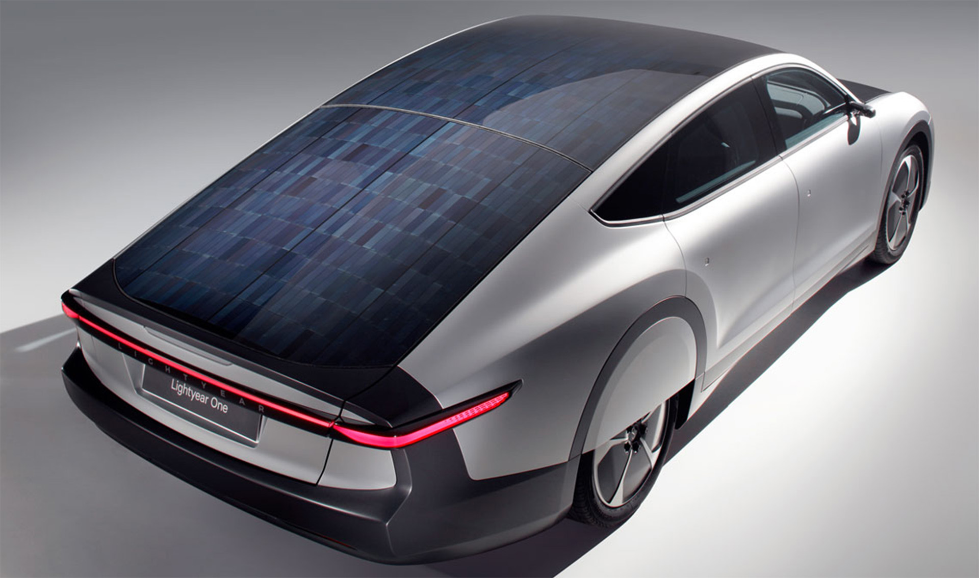 La forma y las celdas de energía fotovoltaica, los dos aspectos exteriores salientes del Lightyear 0, pero debajo de la carrocería hay otras innovaciones