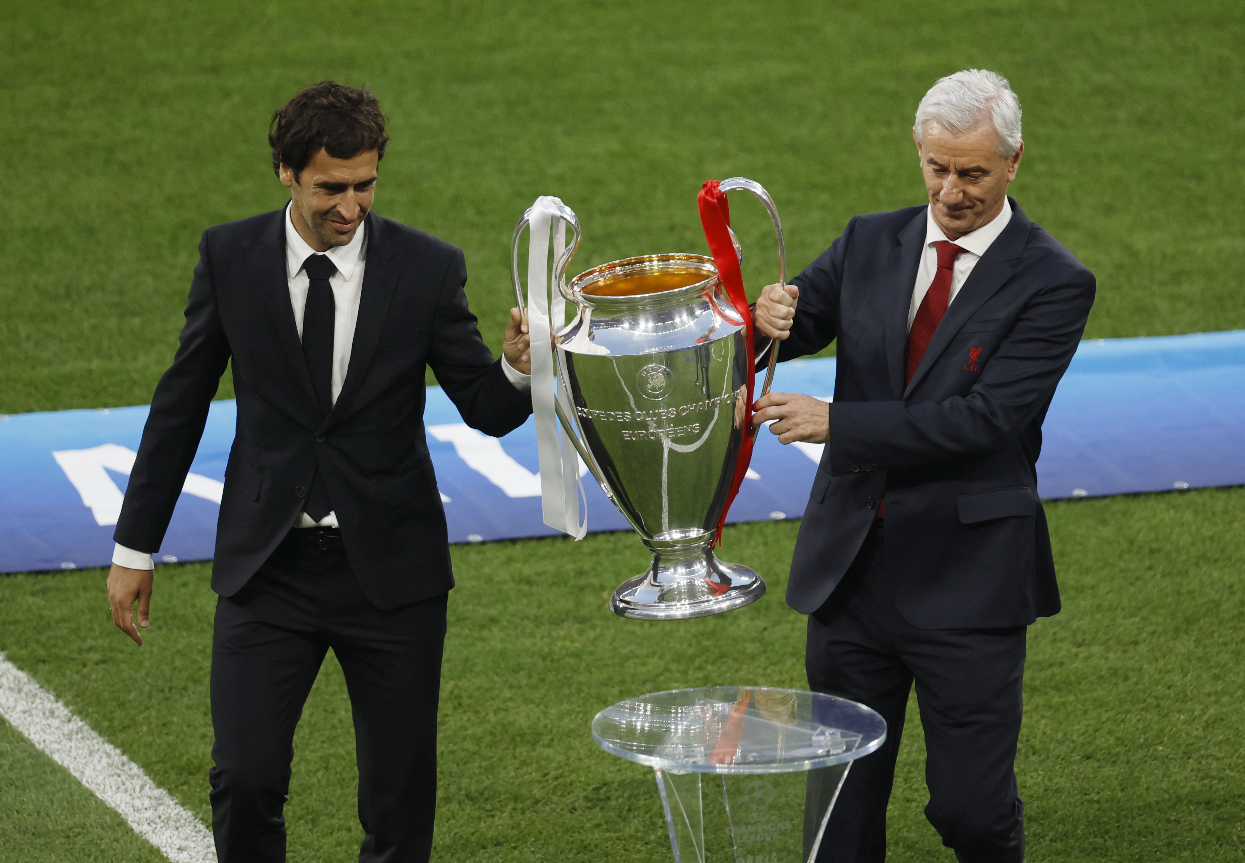 Ian Rush y Raul González Blanco hicieron el ingreso con el trofeo de la UEFA Champions League.