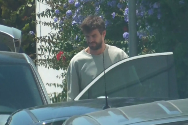 Gerard Pique arriva a casa di Shakira per prendere i suoi figli, Milan e Sasha.  Screenshot da Chance Spagna