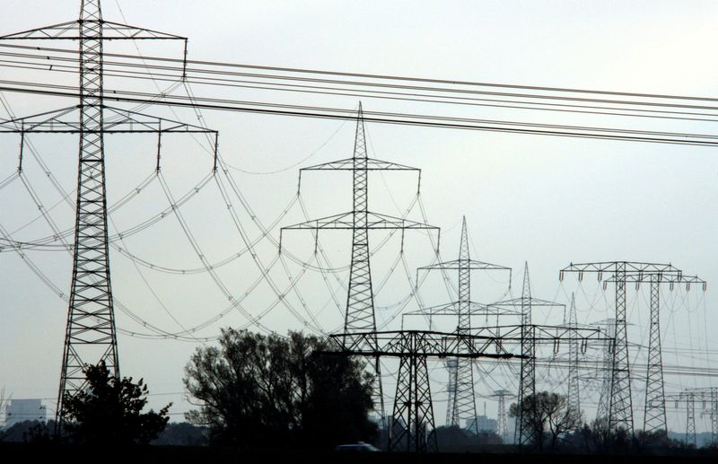 Líneas eléctricas de alta tensión y torres de alta tensión cerca de Berlín