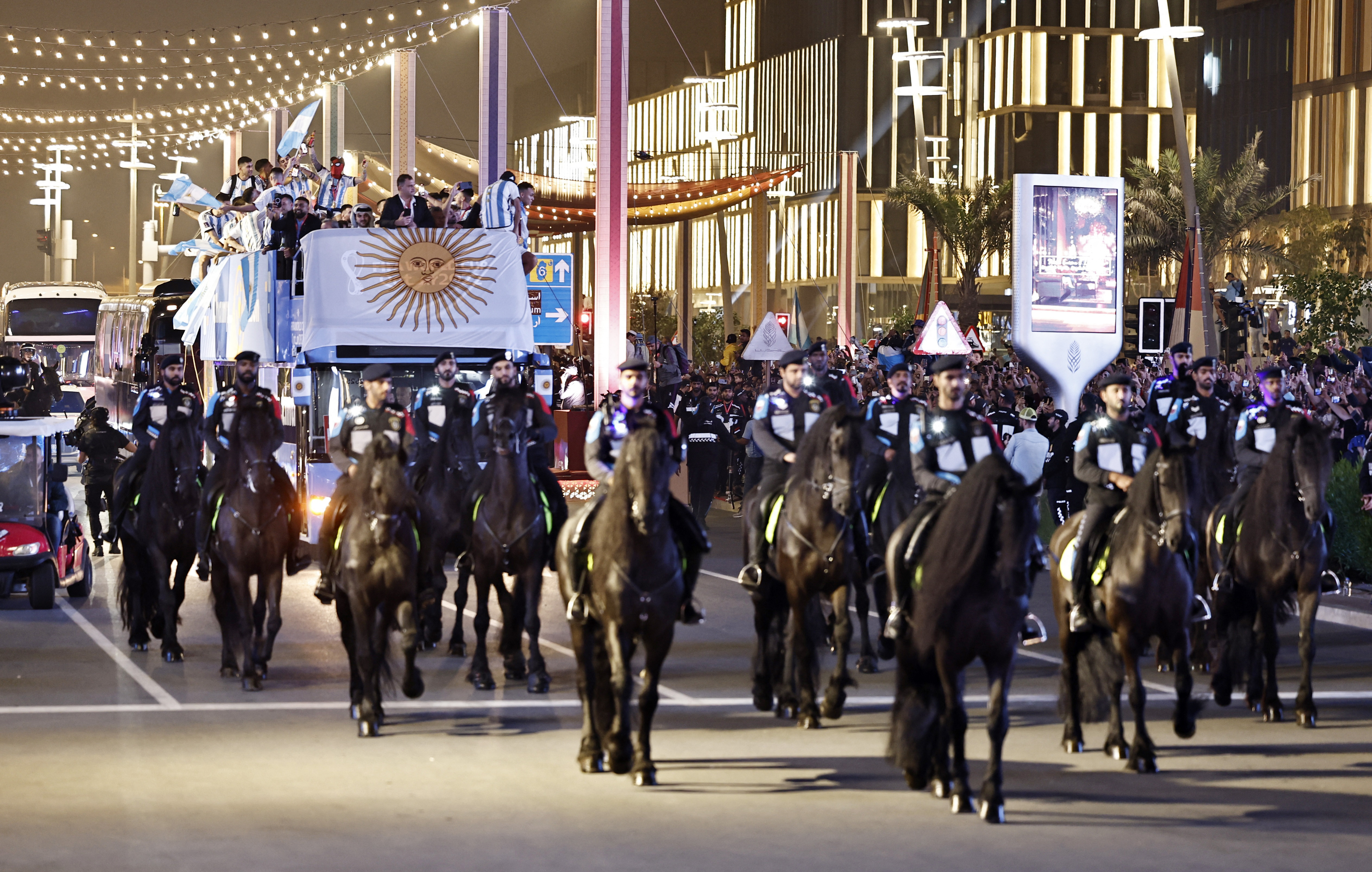 Los caballos de la policía de Qatar abren el paso al plantel argentino por las calles de Doha. 